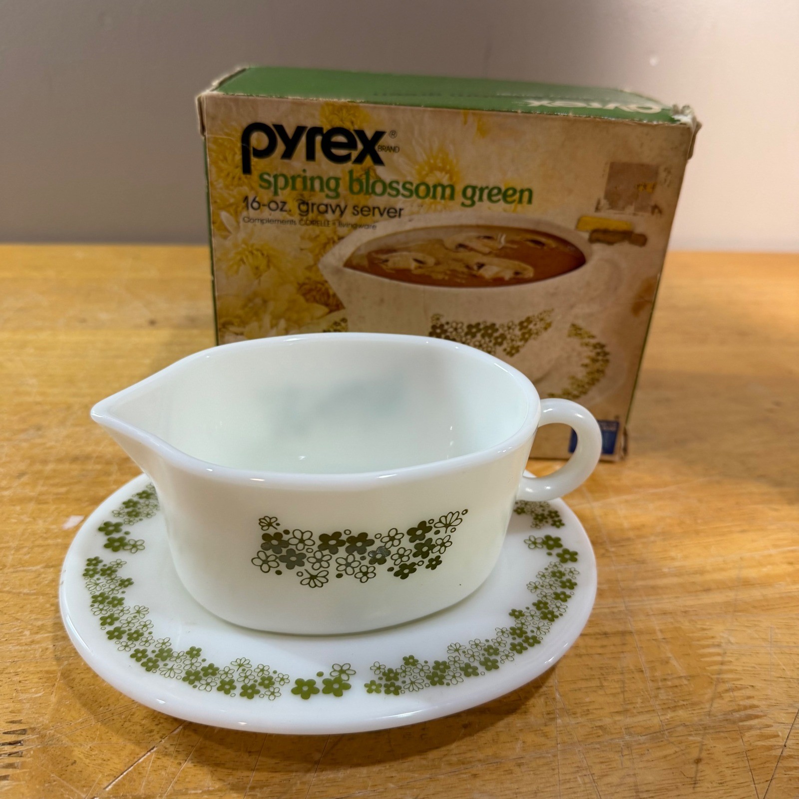 Pyrex Vtg Spring Blossom Green Gravy Boat Saucer Set 16oz Crazy Daisy 77-1 Box