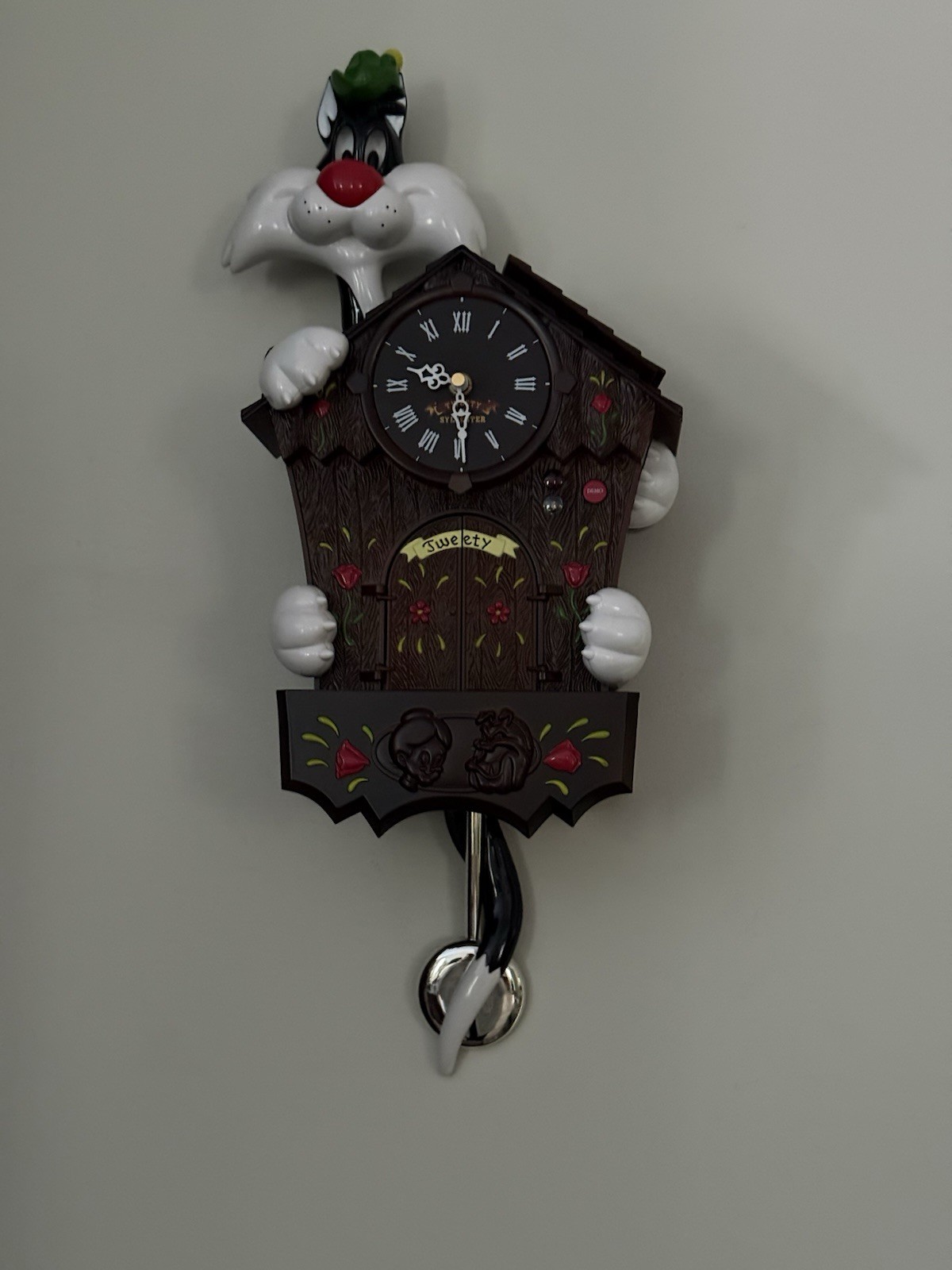 ThinkTek Looney Tunes Tweety & Sylvester Talking Animated Wall Clock 2001 1625 ThinkTek Looney Tunes Tweety & Sylvester Talking Animated Wall Clock 2001 1625