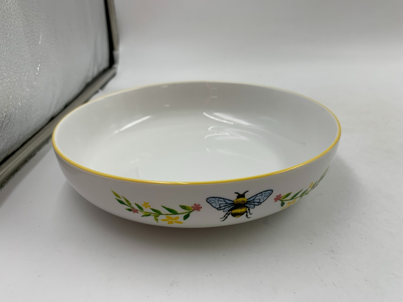Ceramic 9in Spring Queen Bee Serving Bowl BB01B29015 Ceramic 9in Spring Queen Bee Serving Bowl BB01B29015