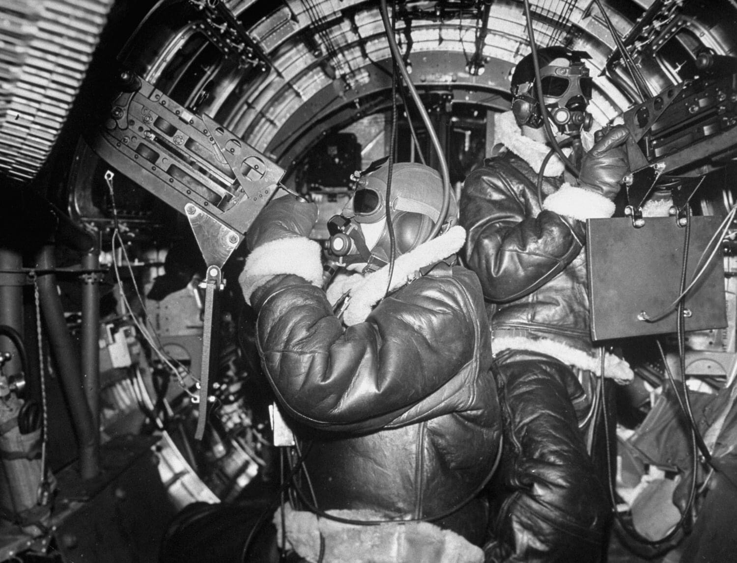 WW2 WWII Photo World War Two / USAAF Boeing B-17 Waist Gunners / 5522 WW2 WWII Photo World War Two / USAAF Boeing B-17 Waist Gunners / 5522