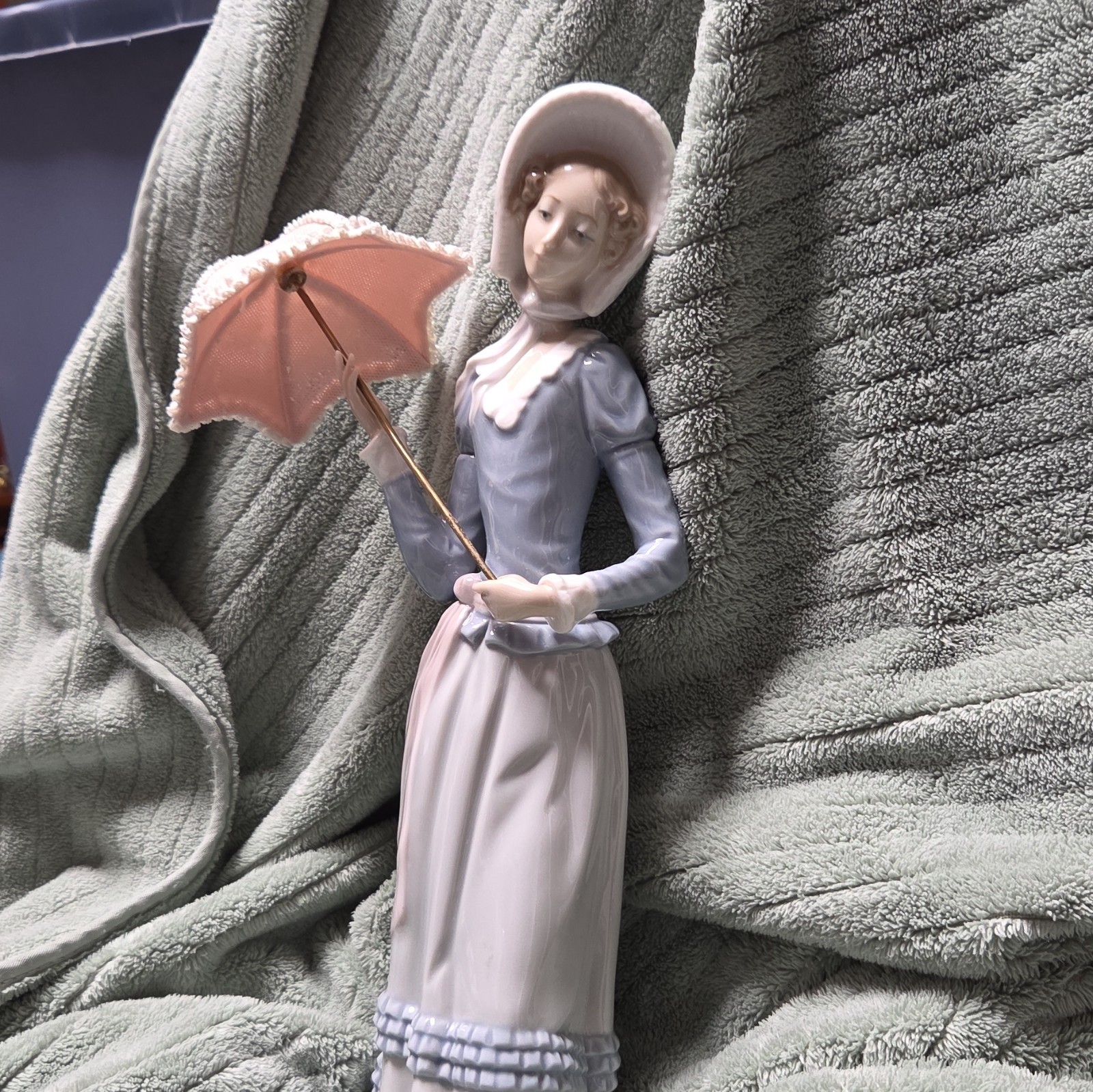 LLADRO ARANJUEZ LITTLE LADY WITH PARASOL COLLECTIBLE FIGURINE LLADRO ARANJUEZ LITTLE LADY WITH PARASOL COLLECTIBLE FIGURINE