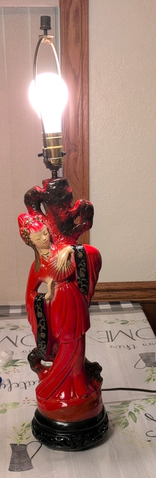 Vtg 1950’s Chalkware Geisha Table Lamp 28½ Tall w/shade 19\ Vtg 1950’s Chalkware Geisha Table Lamp 28½ Tall w/shade 19\
