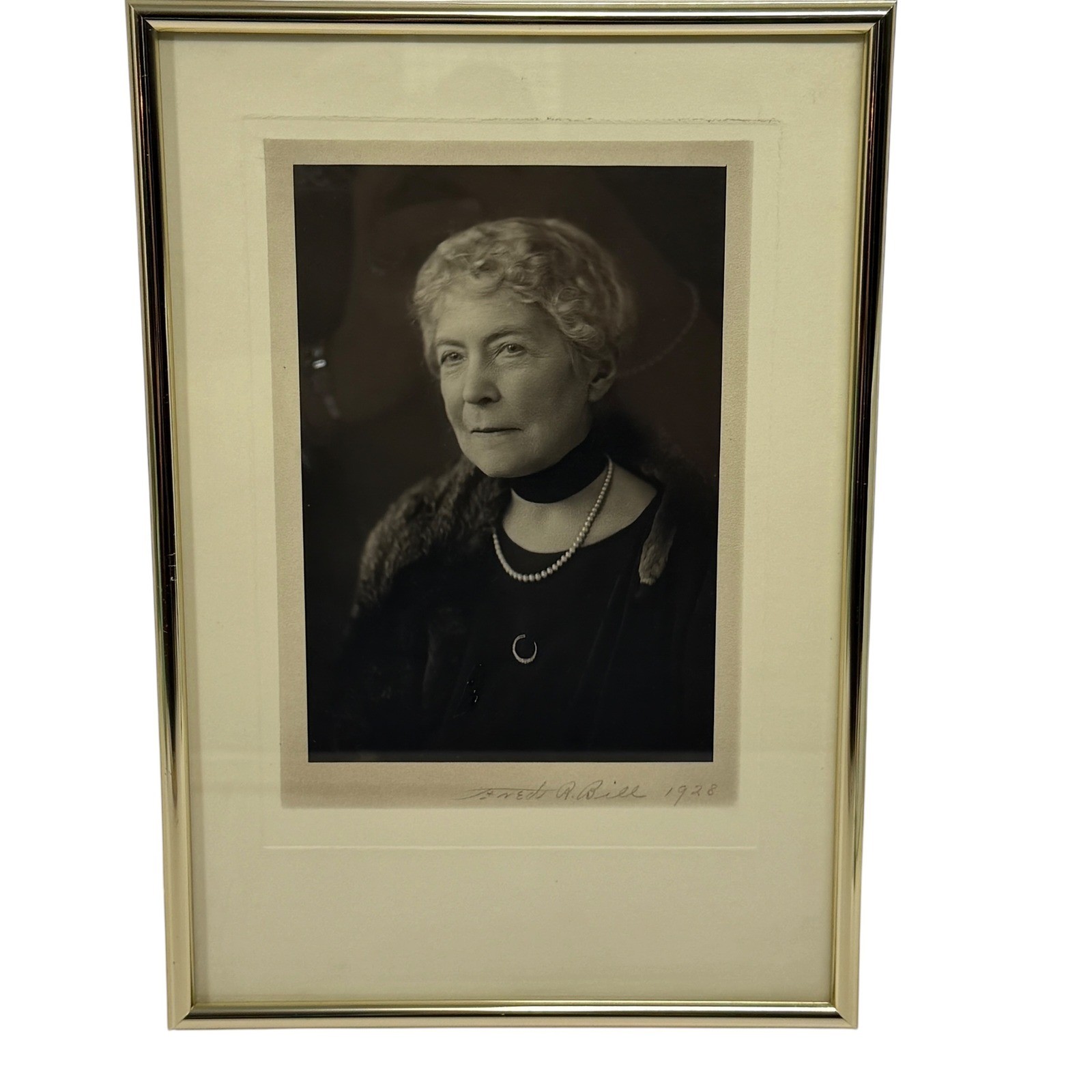 Vintage 1928 Fred R Bill Signed Portrait Photograph Framed B&W Woman Pearls 12x8 Vintage 1928 Fred R Bill Signed Portrait Photograph Framed B&W Woman Pearls 12x8
