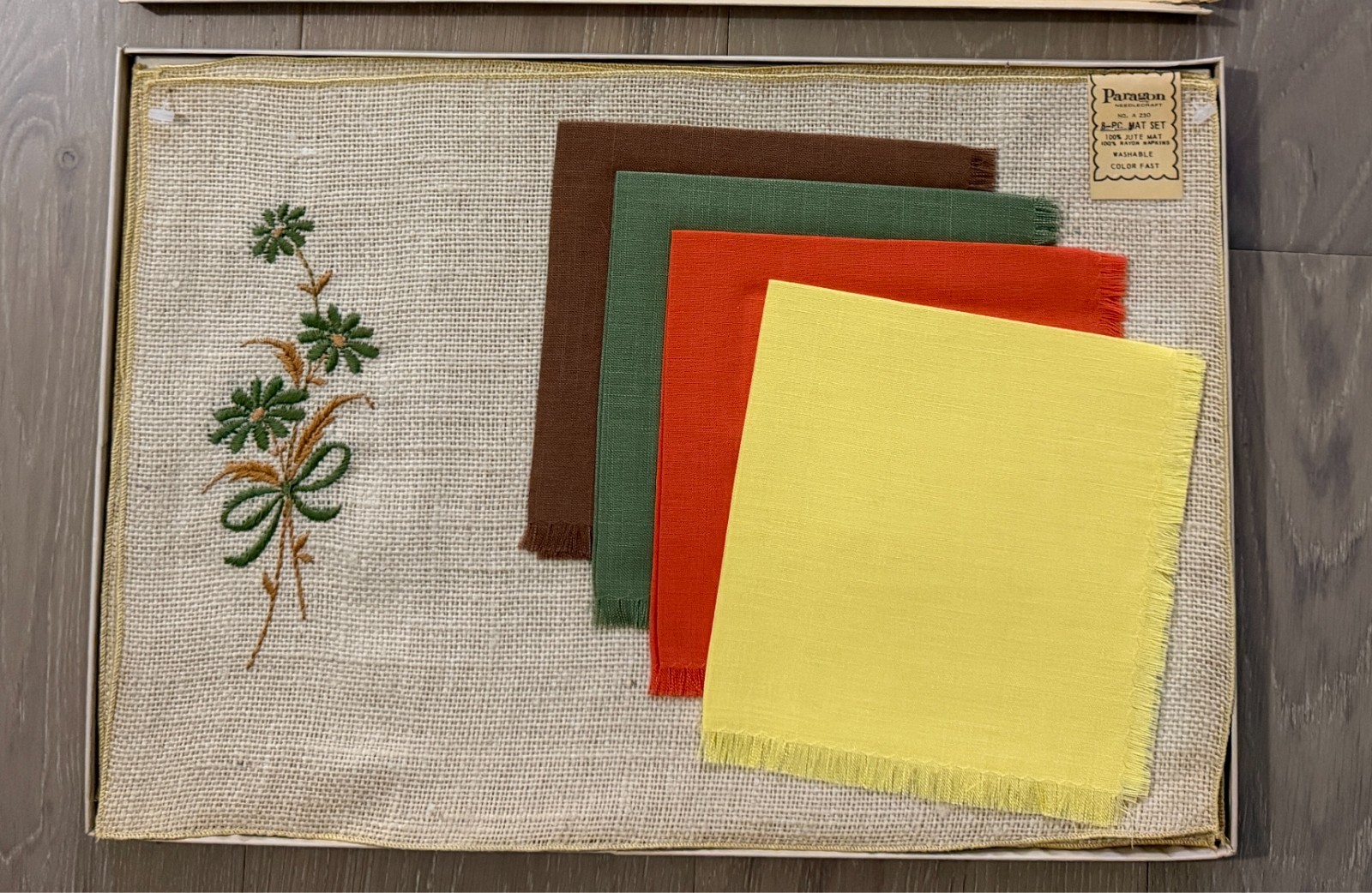 **VINTAGE** Paragon (4) Jute Placemats & Napkins - IN BOX **VINTAGE** Paragon (4) Jute Placemats & Napkins - IN BOX