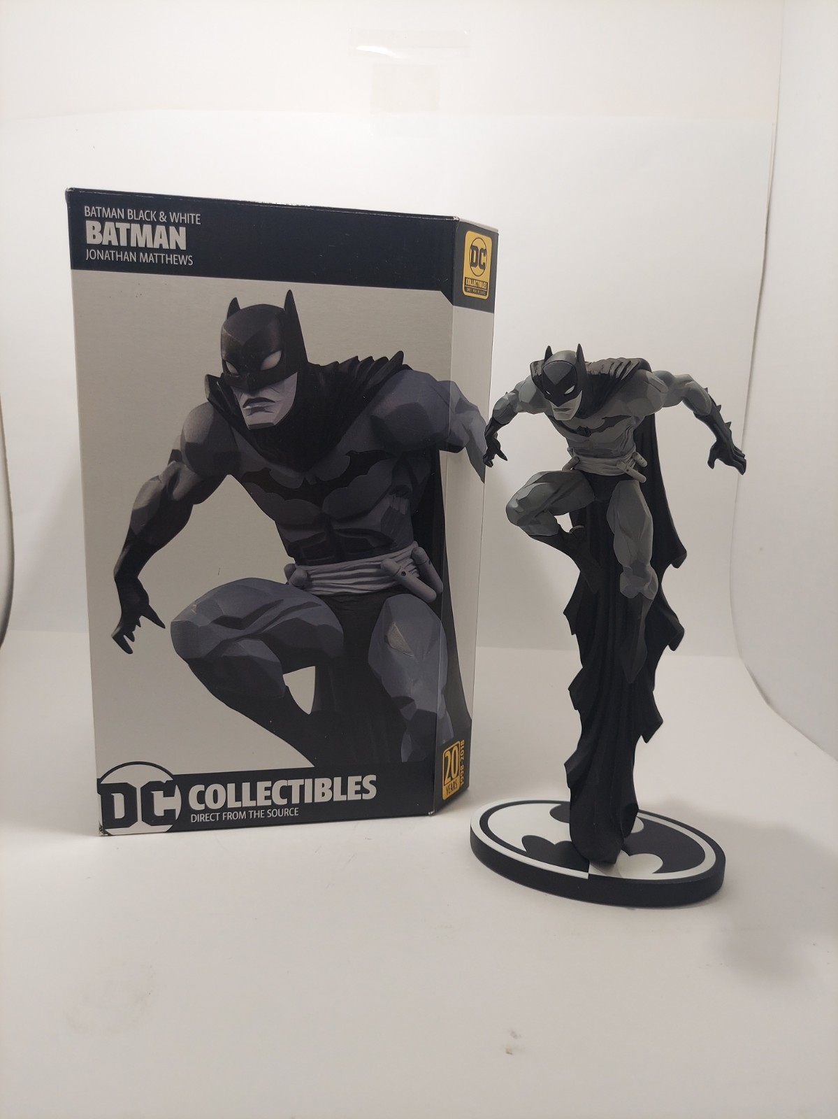 DC COLLECTIBLES - BATMAN - BLACK and WHITE - JONATHAN MATTHEWS DC COLLECTIBLES - BATMAN - BLACK and WHITE - JONATHAN MATTHEWS