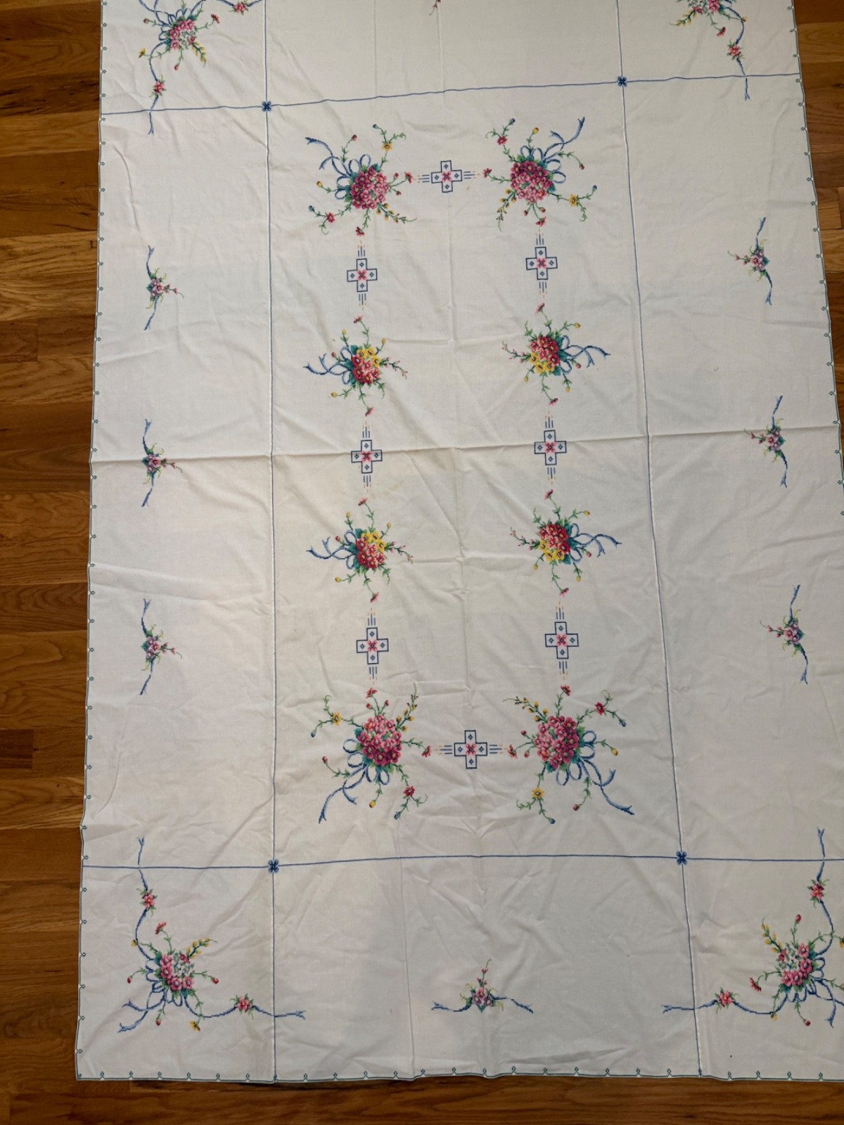 Vintage Hand Embroidered Linen Tablecloth 64x96\ Vintage Hand Embroidered Linen Tablecloth 64x96\