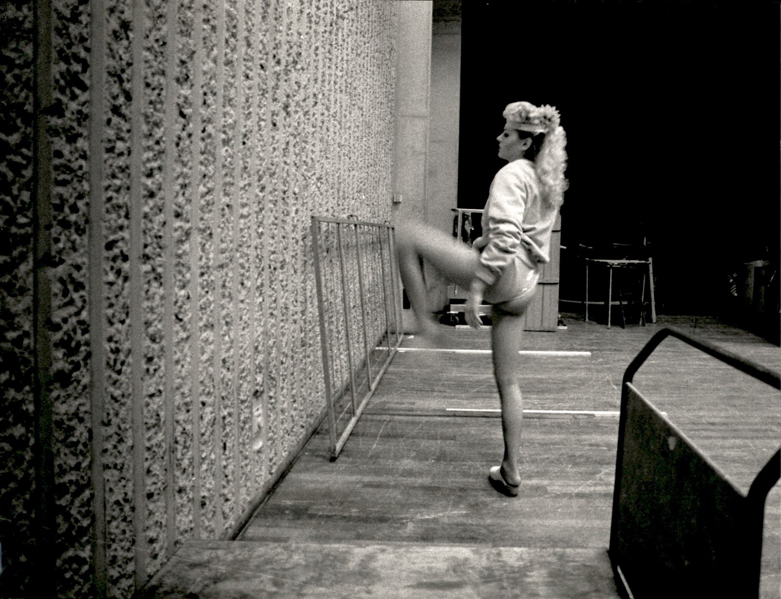 CGE75 Original Photo LEGGY CIRCUS ACROBAT STRETCHING BEFORE SHOW SEXY LEGS BABE CGE75 Original Photo LEGGY CIRCUS ACROBAT STRETCHING BEFORE SHOW SEXY LEGS BABE