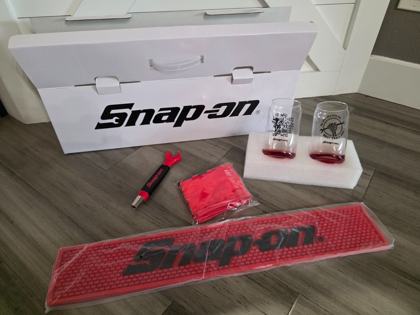 NEW RARE Snap-on Bar Gift Set 2 Glasses Beer Tap Handle Bar Mat Towel NEW NEW RARE Snap-on Bar Gift Set 2 Glasses Beer Tap Handle Bar Mat Towel NEW