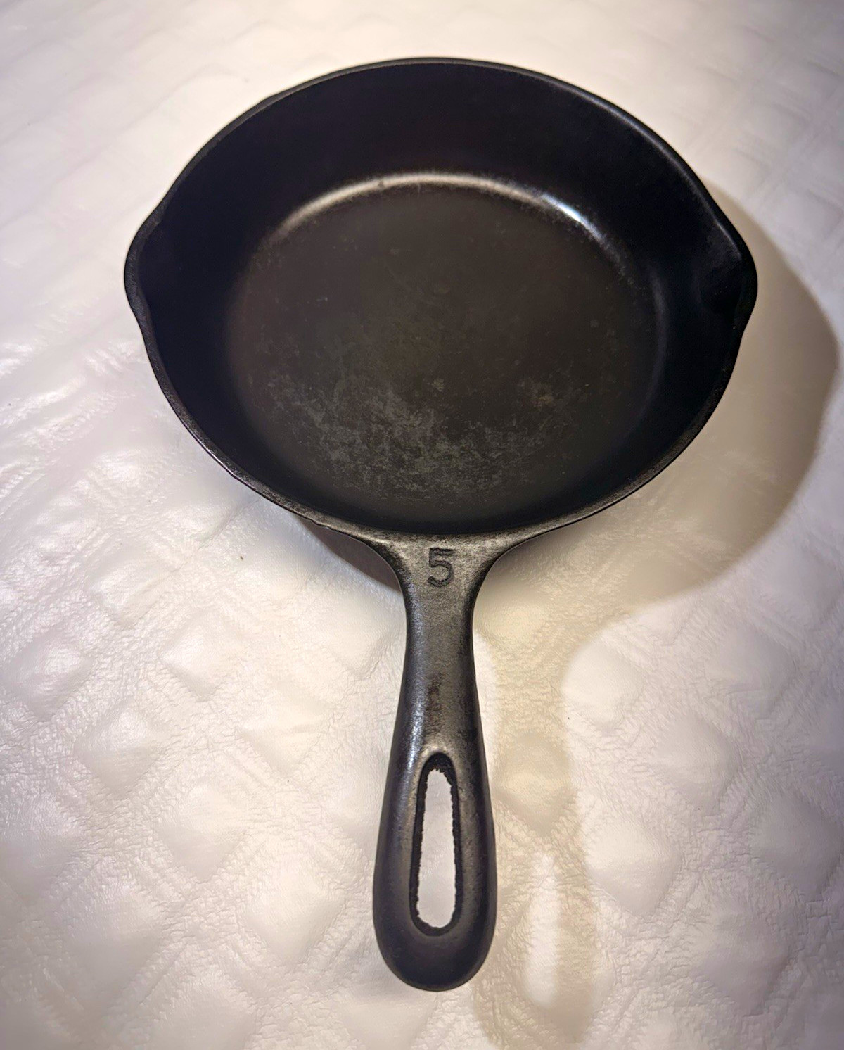 Vintage Wagner Ware Cast Iron Skillet #5 8 in Dble Pour Spout cleaned & season Vintage Wagner Ware Cast Iron Skillet #5 8 in Dble Pour Spout cleaned & season