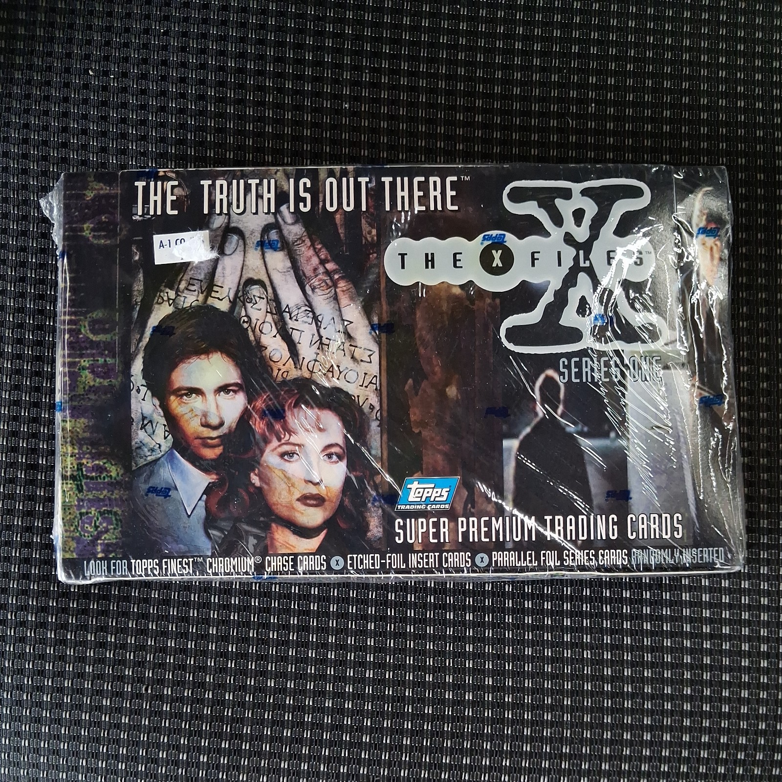 Topps 1996 THE X-FILES SERIES ONE factory sealed trading card box Topps 1996 THE X-FILES SERIES ONE factory sealed trading card box