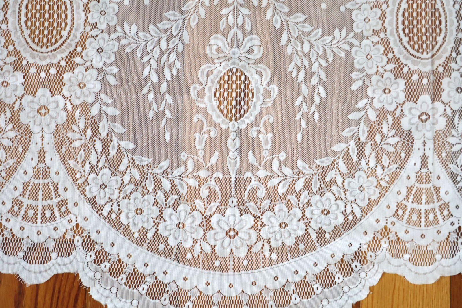 PR VINTAGE GORGEOUS SHEER WHITE SCALLOPED LACE CURTAIN PANELS, USA 50X52 PR VINTAGE GORGEOUS SHEER WHITE SCALLOPED LACE CURTAIN PANELS, USA 50X52