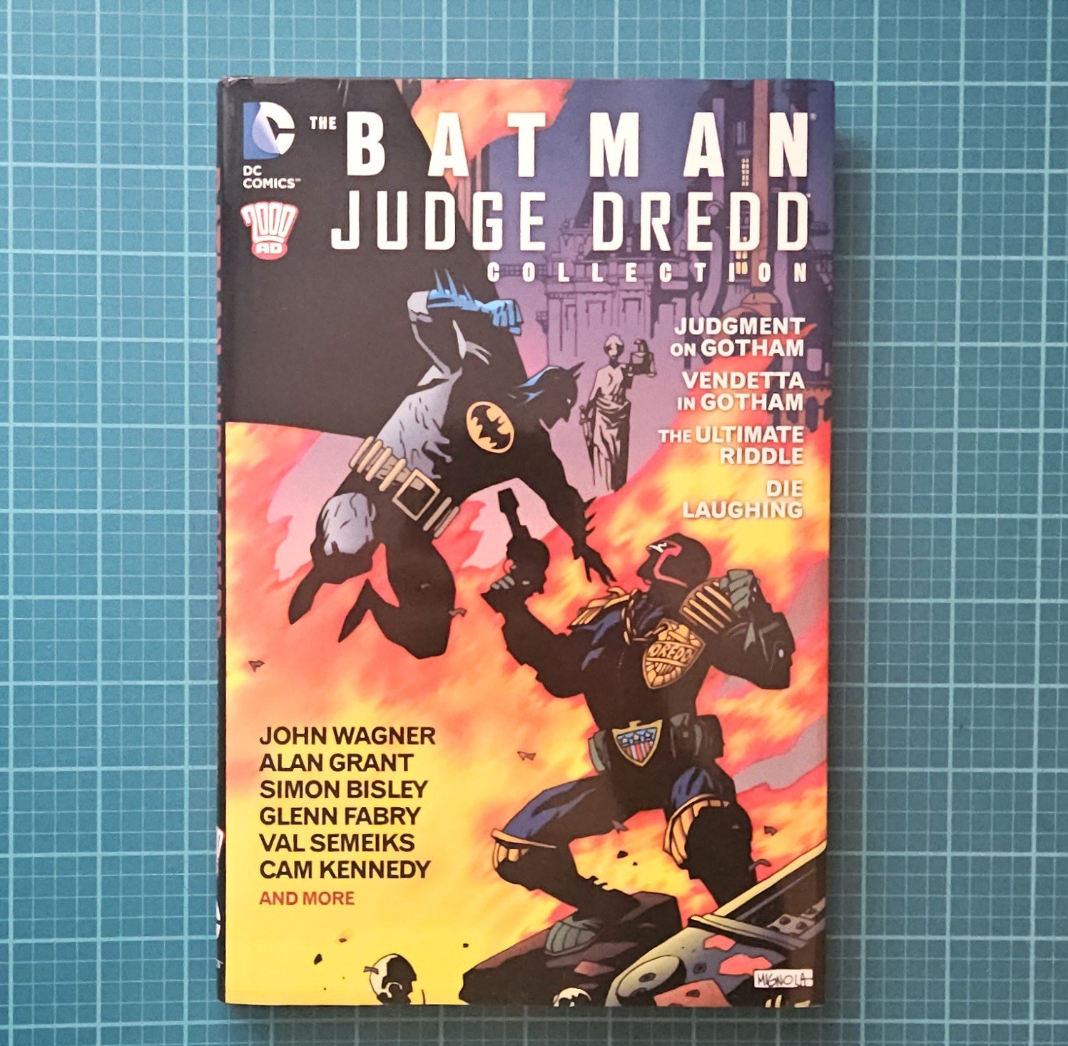 The Batman Judge Dredd Collection (2012) HC - DC Comics - 2000 AD - Bisley The Batman Judge Dredd Collection (2012) HC - DC Comics - 2000 AD - Bisley