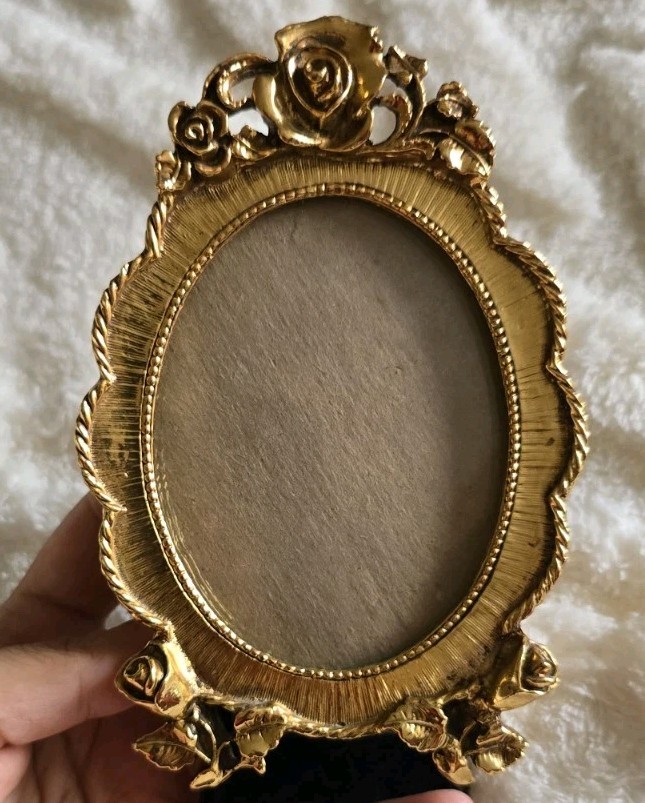 Vintage Matson Ornate Rose 24K Plated Oval Photo Frame Signed Vintage Matson Ornate Rose 24K Plated Oval Photo Frame Signed