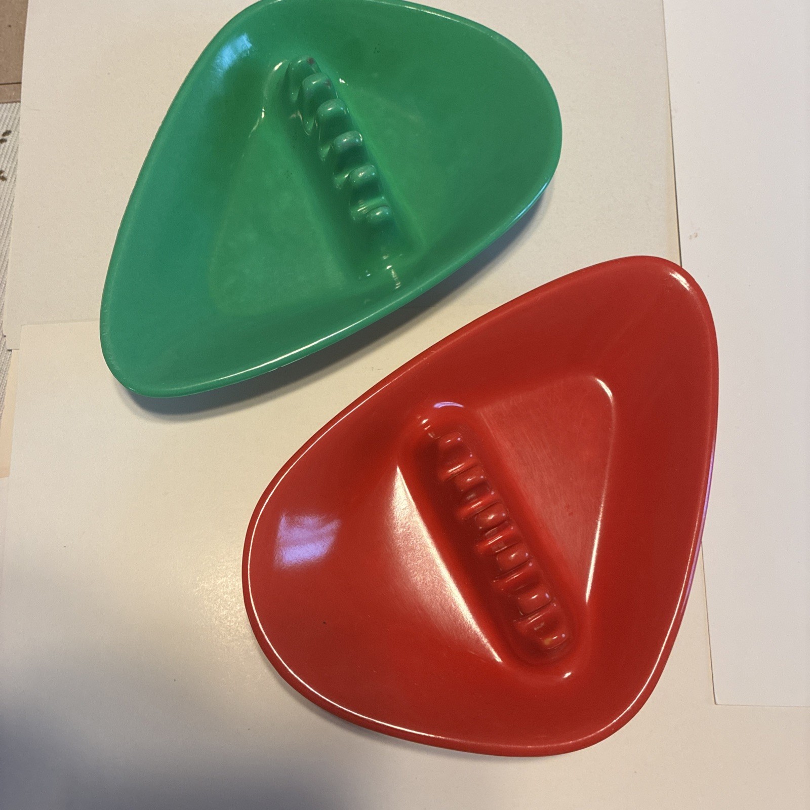2 Vtg MCM ANHOLT Melamine Melmac Kidney Boomerang Ashtrays Red & Green Atomic 2 Vtg MCM ANHOLT Melamine Melmac Kidney Boomerang Ashtrays Red & Green Atomic