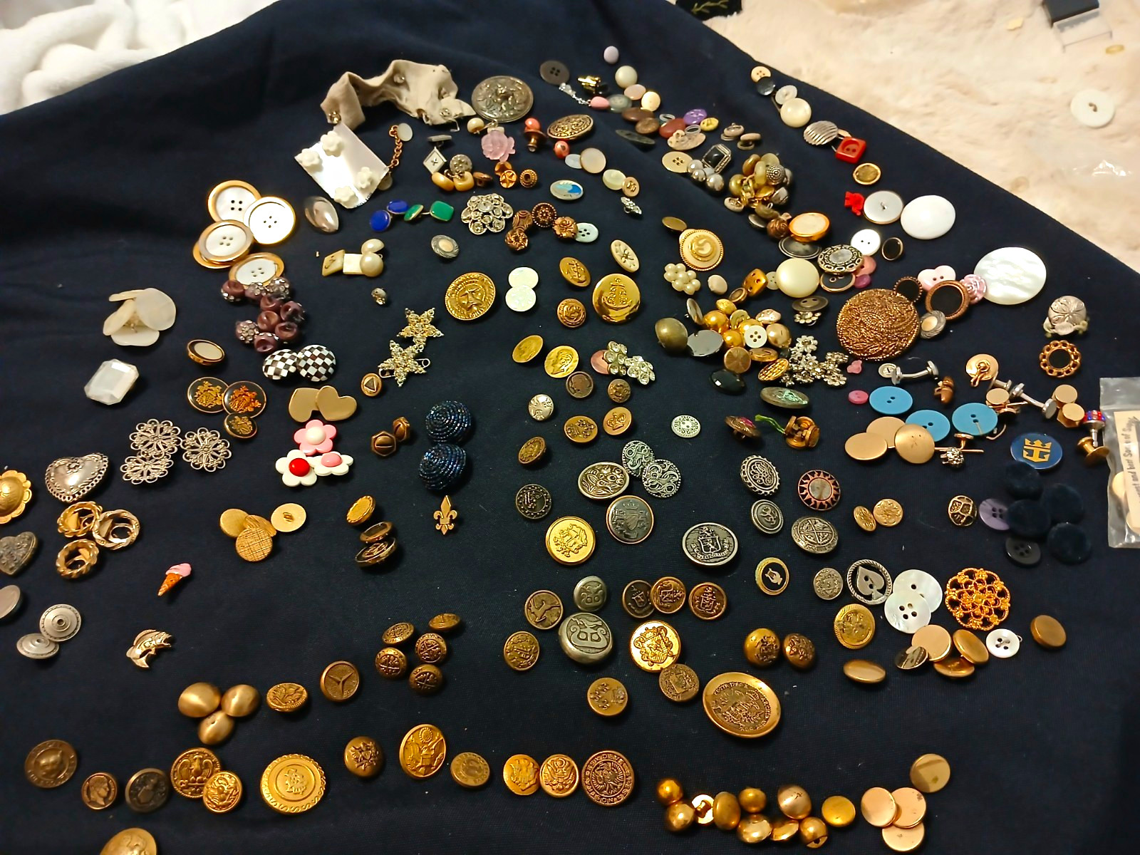 Vintage Button Lot HIGH END-Military-Victorian-Mother Pearl-Bakelite-Rhinestones Vintage Button Lot HIGH END-Military-Victorian-Mother Pearl-Bakelite-Rhinestones