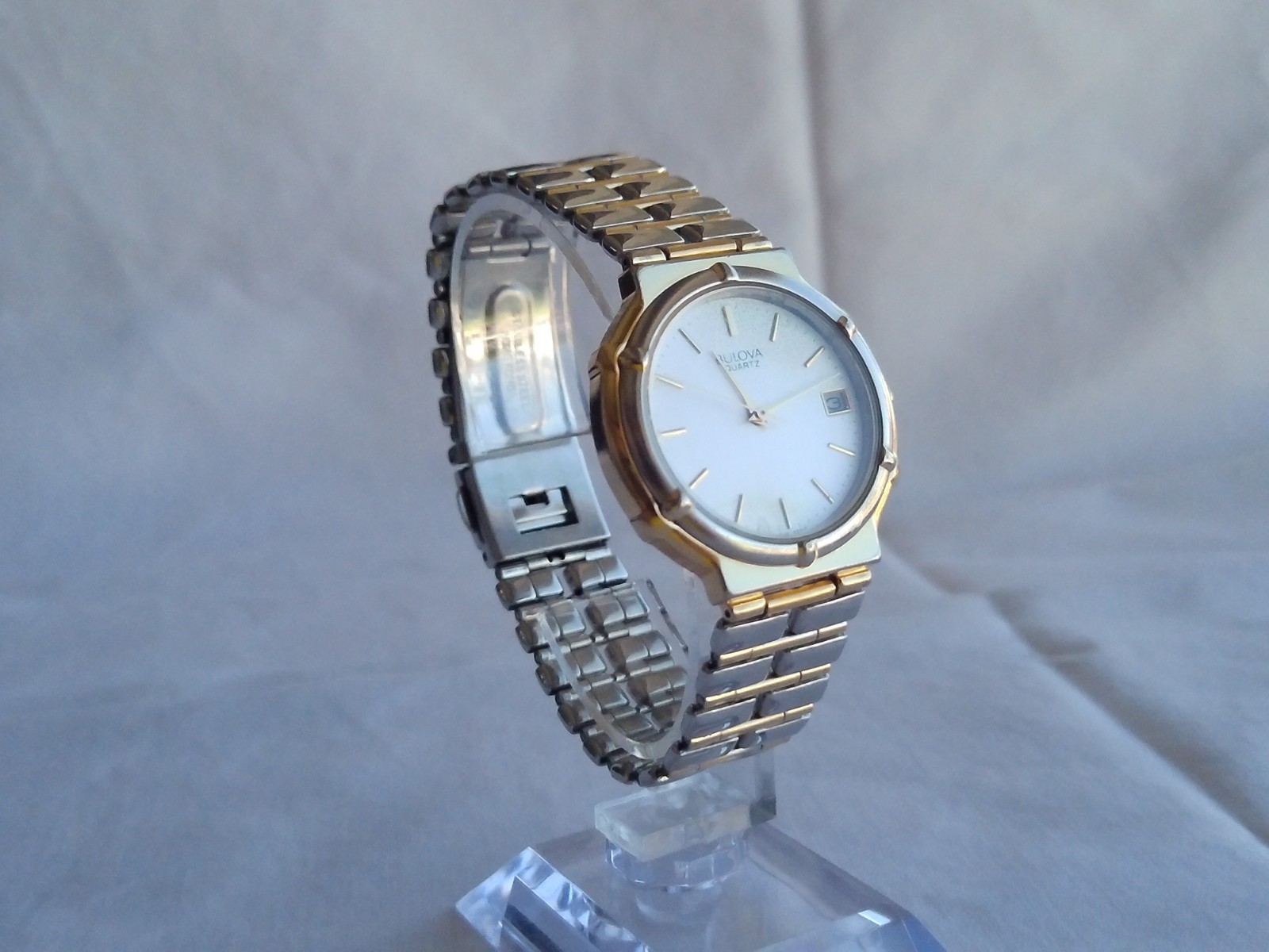 Vintage Bulova Quartz Watch Two Tone Date Window 31.4mm 1996 Classic Dress Runs Vintage Bulova Quartz Watch Two Tone Date Window 31.4mm 1996 Classic Dress Runs