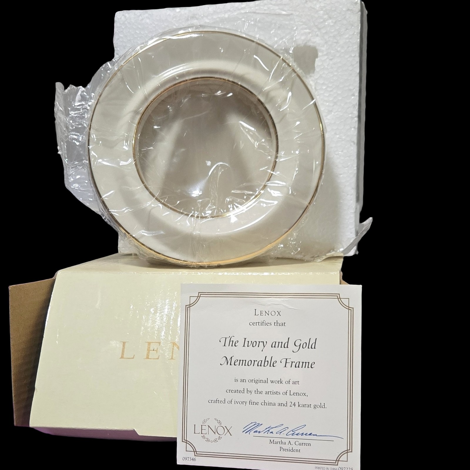 Lenox The Ivory and Gold Memorable Frame Porcelain Round Picture Frame Beige Lenox The Ivory and Gold Memorable Frame Porcelain Round Picture Frame Beige