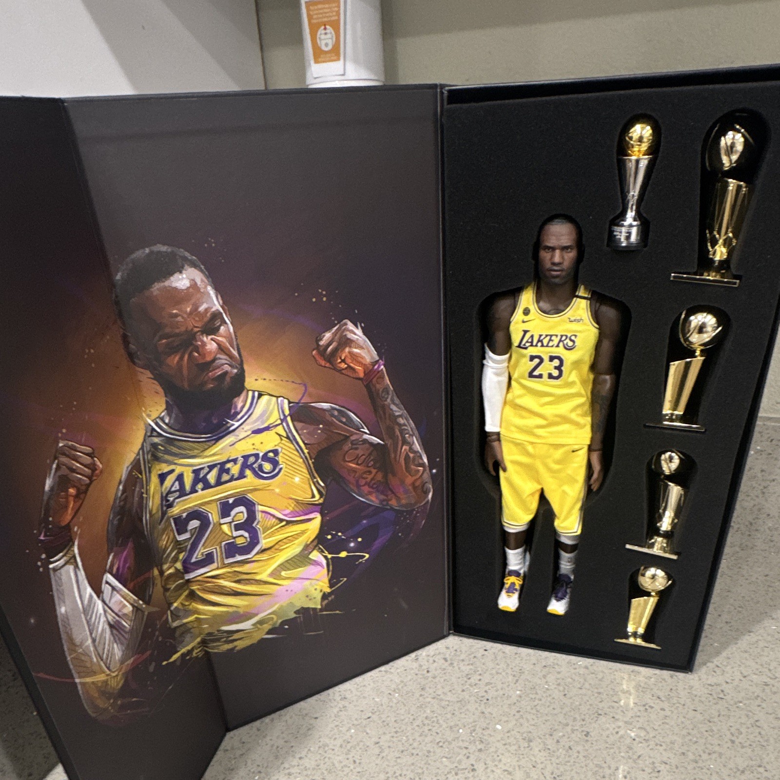 Enterbay LeBron James Los Angeles Lakers #23 NBA Figure Set w/ Accessories Enterbay LeBron James Los Angeles Lakers #23 NBA Figure Set w/ Accessories