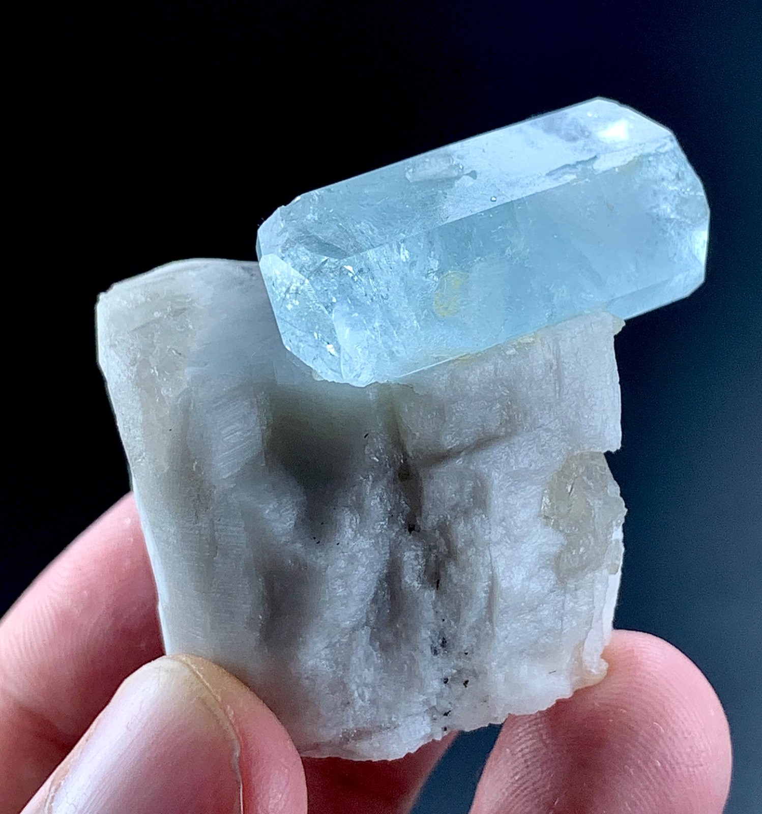246 Carat Raw Natural Aquamarine Crystal specimen from Skardu, Pakistan 246 Carat Raw Natural Aquamarine Crystal specimen from Skardu, Pakistan