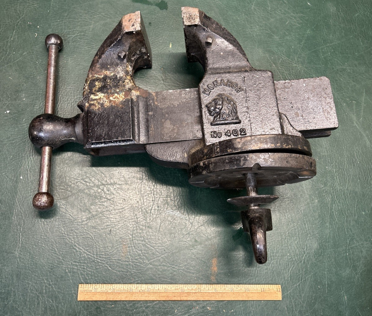 ANTIQUE MONARCH 402 BENCH VISE PV PRENTISS CO. N.Y. LION HEAD Repaired 55 LBS ANTIQUE MONARCH 402 BENCH VISE PV PRENTISS CO. N.Y. LION HEAD Repaired 55 LBS
