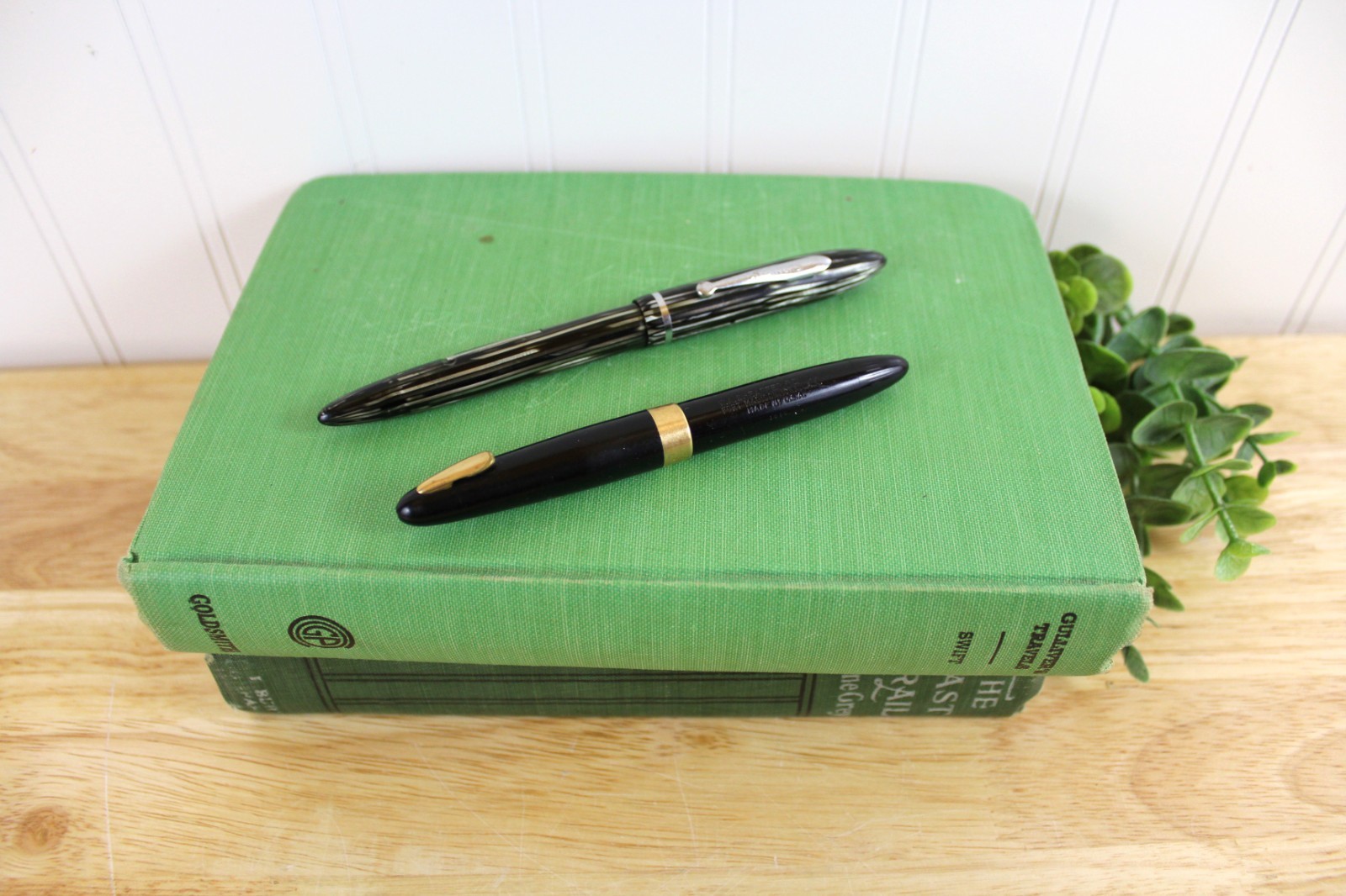 Vintage (2) Sheaffer Fountain Pens | Black 1000 Lifetime 14K | Pearl Striated Vintage (2) Sheaffer Fountain Pens | Black 1000 Lifetime 14K | Pearl Striated
