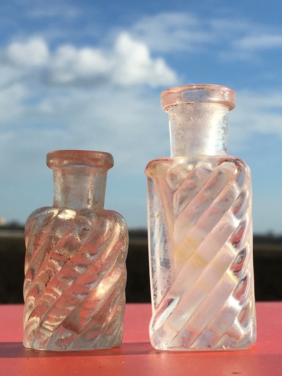 Pre-1900s Antiques Perfume Bottles Small Samples( 2 pieces ) Pre-1900s Antiques Perfume Bottles Small Samples( 2 pieces )