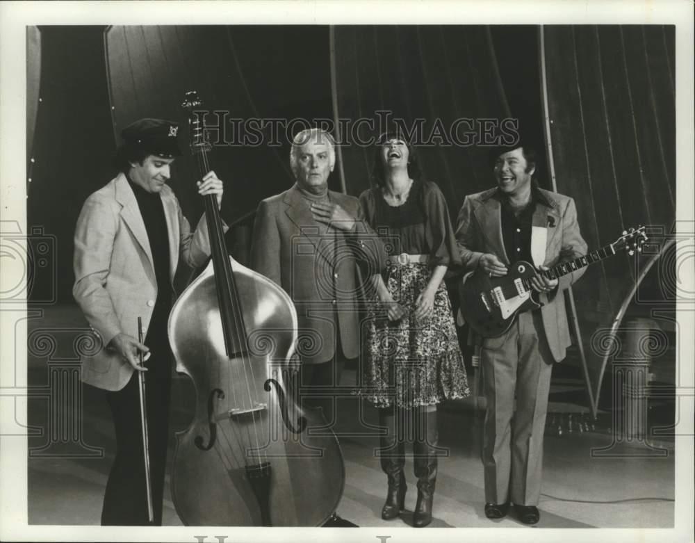 1977 Press Photo Television Special hosts, The Captain and Tennille greet guests