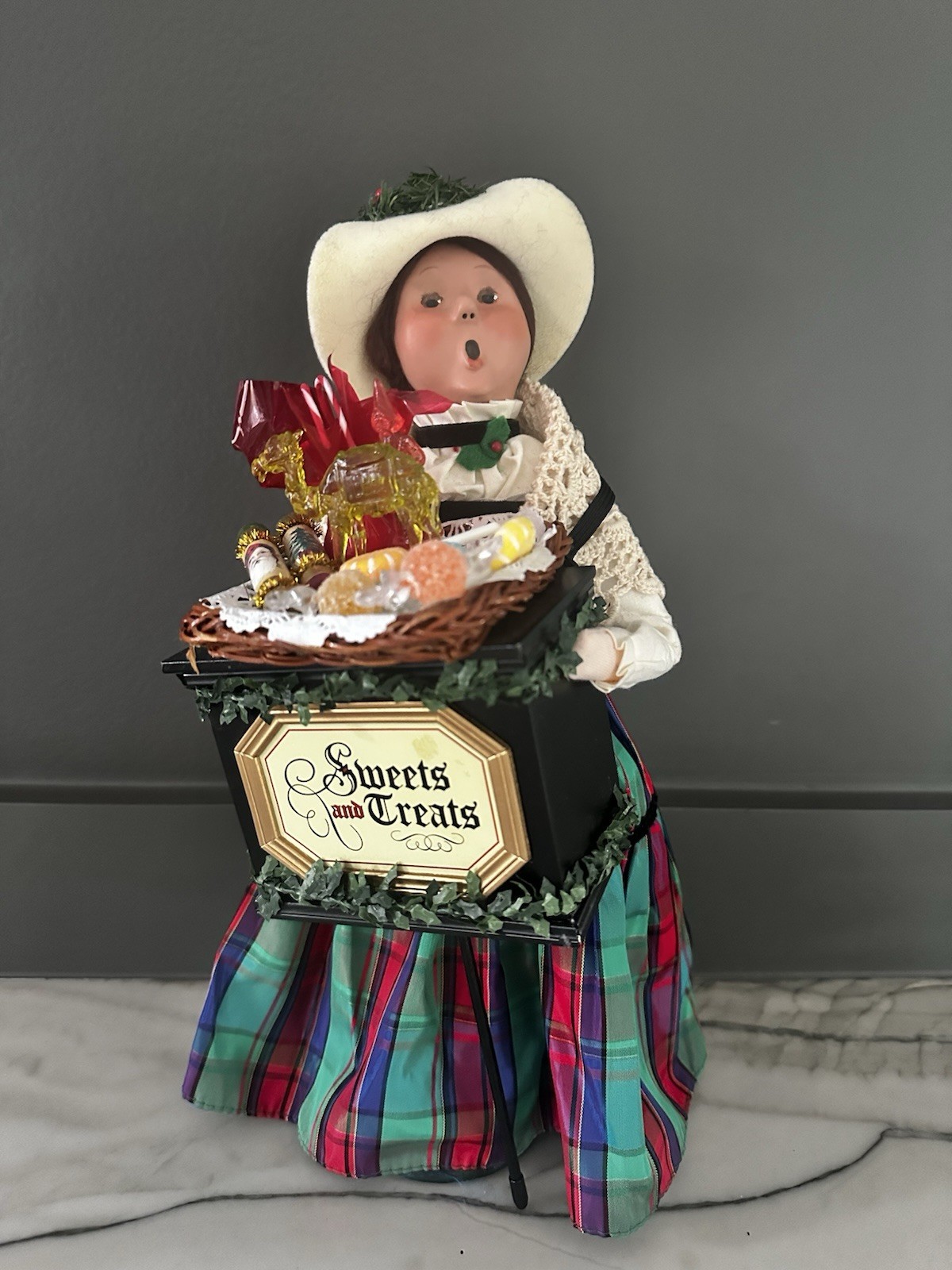 RARE 2011 Byers Choice Sweets And Treats Woman VGC RARE 2011 Byers Choice Sweets And Treats Woman VGC