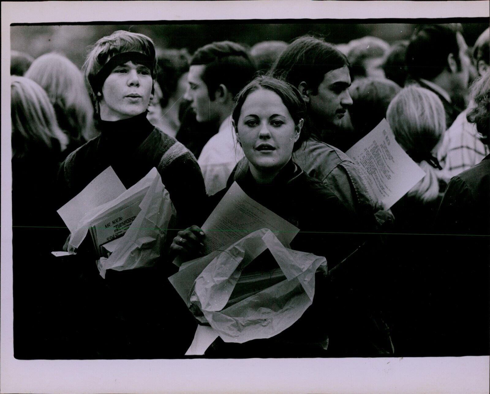 LG850 Original Photo ANTI NIXON PROTESTESR Ladies Hand Out Pamphlets in the Rain
