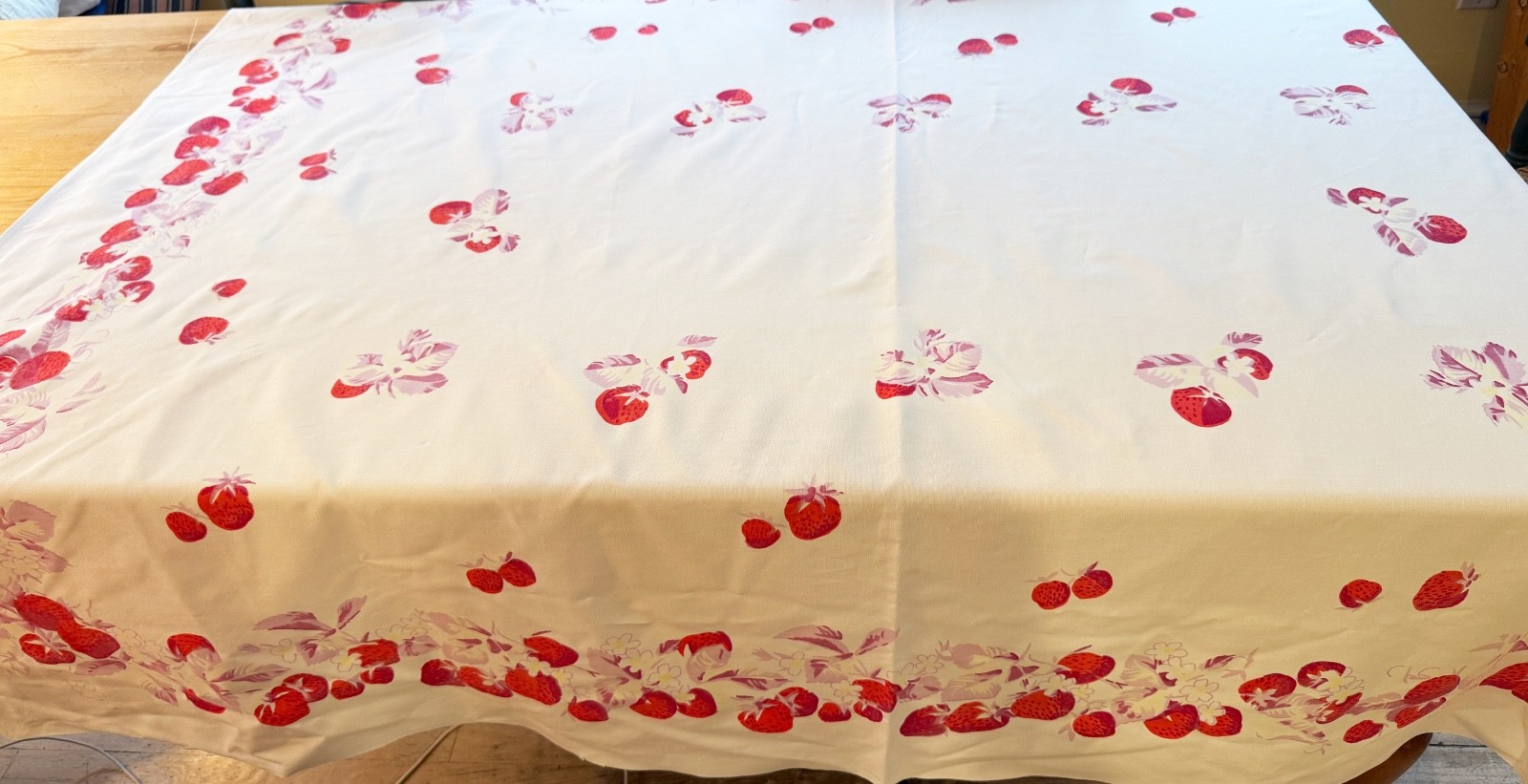 Vintage MidCentury White Cotton Tablecloth w/ Strawberries - Shabby Chic B196 Vintage MidCentury White Cotton Tablecloth w/ Strawberries - Shabby Chic B196