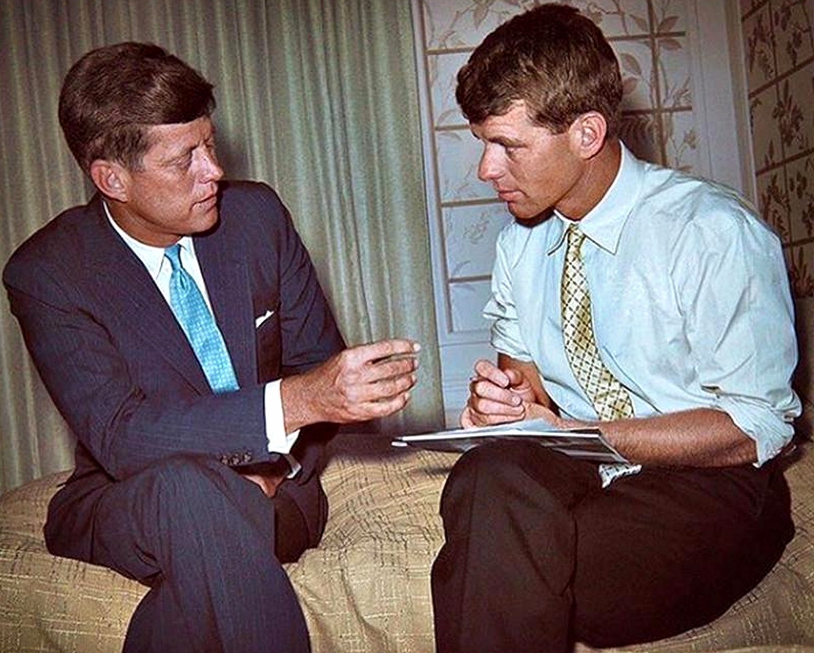 1959 JOHN & BOBBY KENNEDY on Campaign Trail - Candid COLOR TINTED PHOTO (201-D) 1959 JOHN & BOBBY KENNEDY on Campaign Trail - Candid COLOR TINTED PHOTO (201-D)