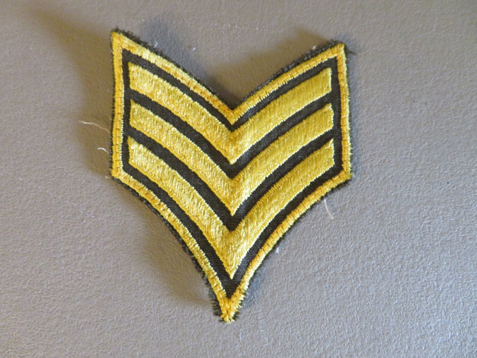 NEW VINTAGE ORINGINAL WW2 US ARMY SERGEANT RANK STRIPES PATCHES GLOWS NEW VINTAGE ORINGINAL WW2 US ARMY SERGEANT RANK STRIPES PATCHES GLOWS