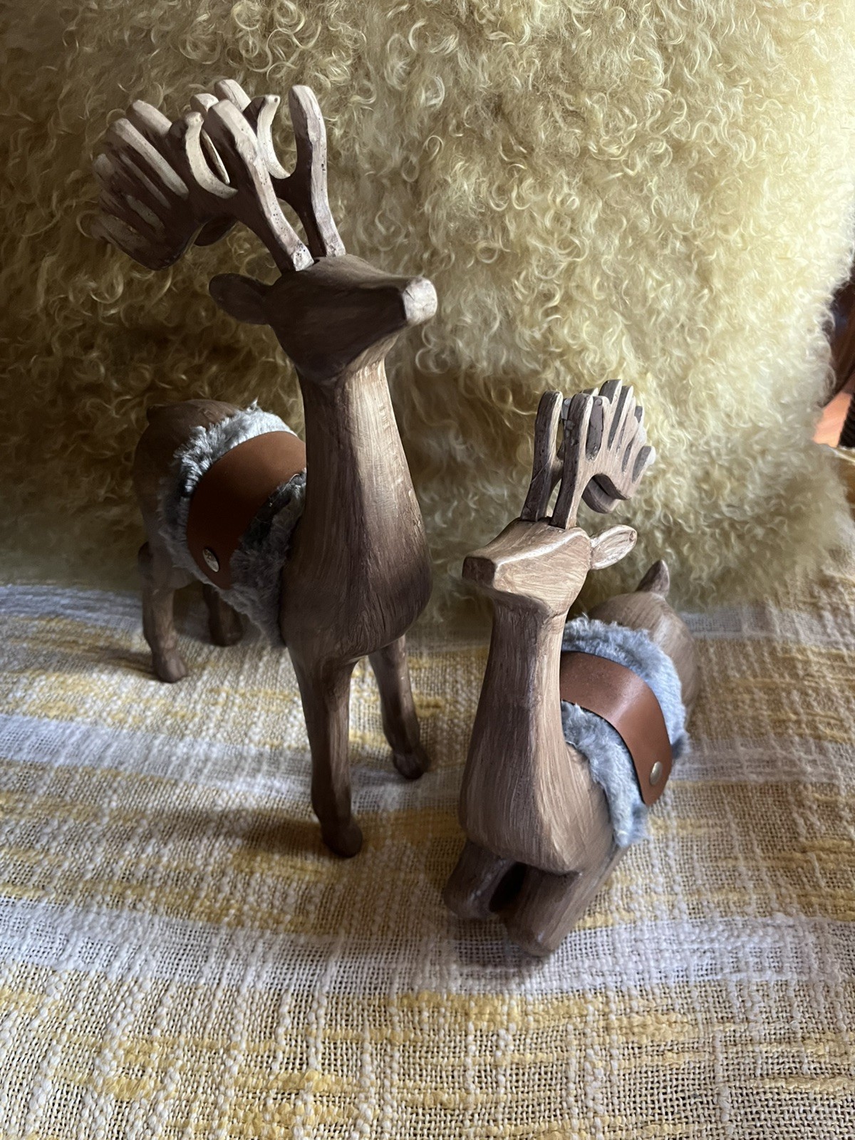VTG Wooden Dears Set 2 Hand Carved Classic and Modern Styles Holidays Clean VTG Wooden Dears Set 2 Hand Carved Classic and Modern Styles Holidays Clean