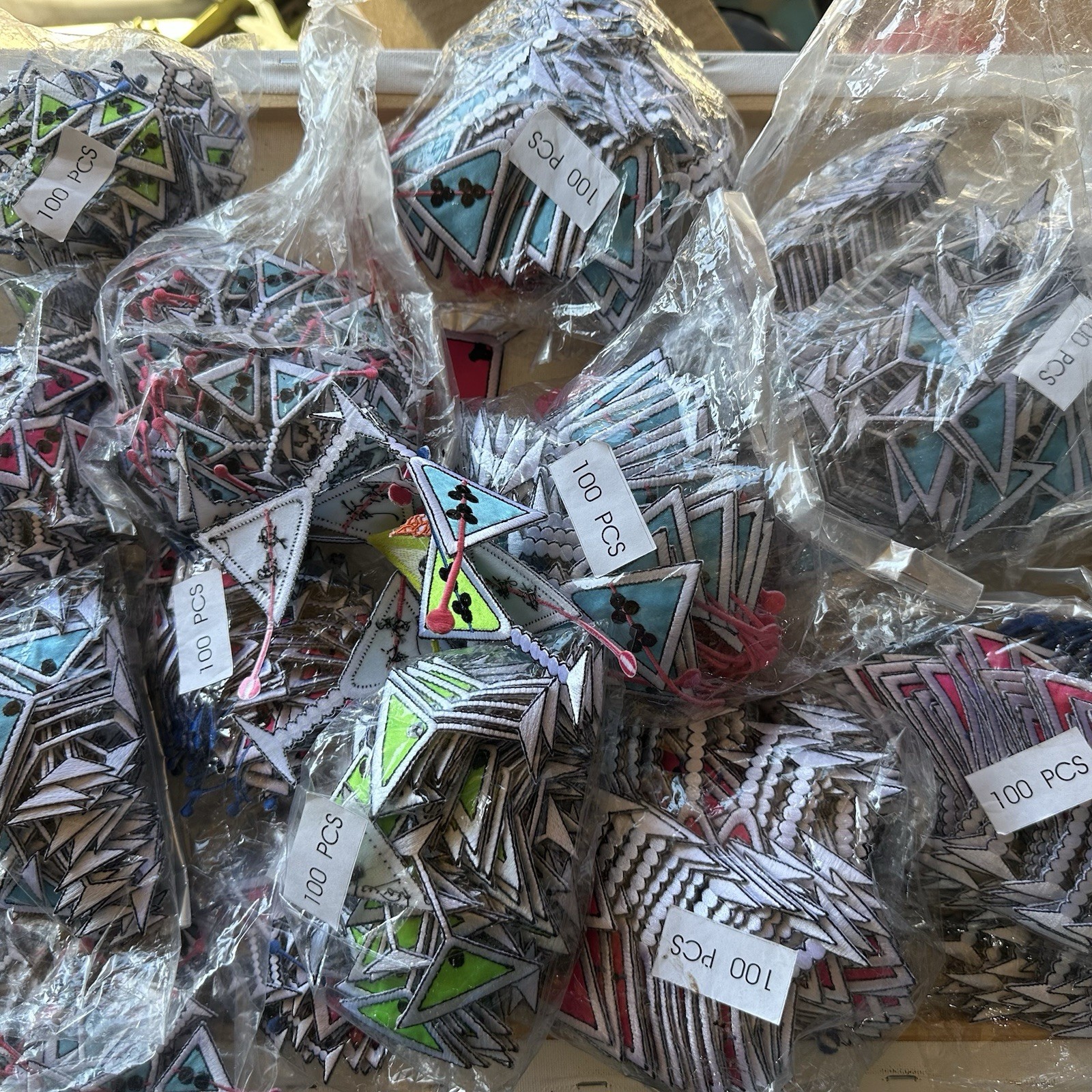 Lot Of 100 Random All Neon Cocktail Bar Pub Iron On Patches Appliqué Embroidered Lot Of 100 Random All Neon Cocktail Bar Pub Iron On Patches Appliqué Embroidered
