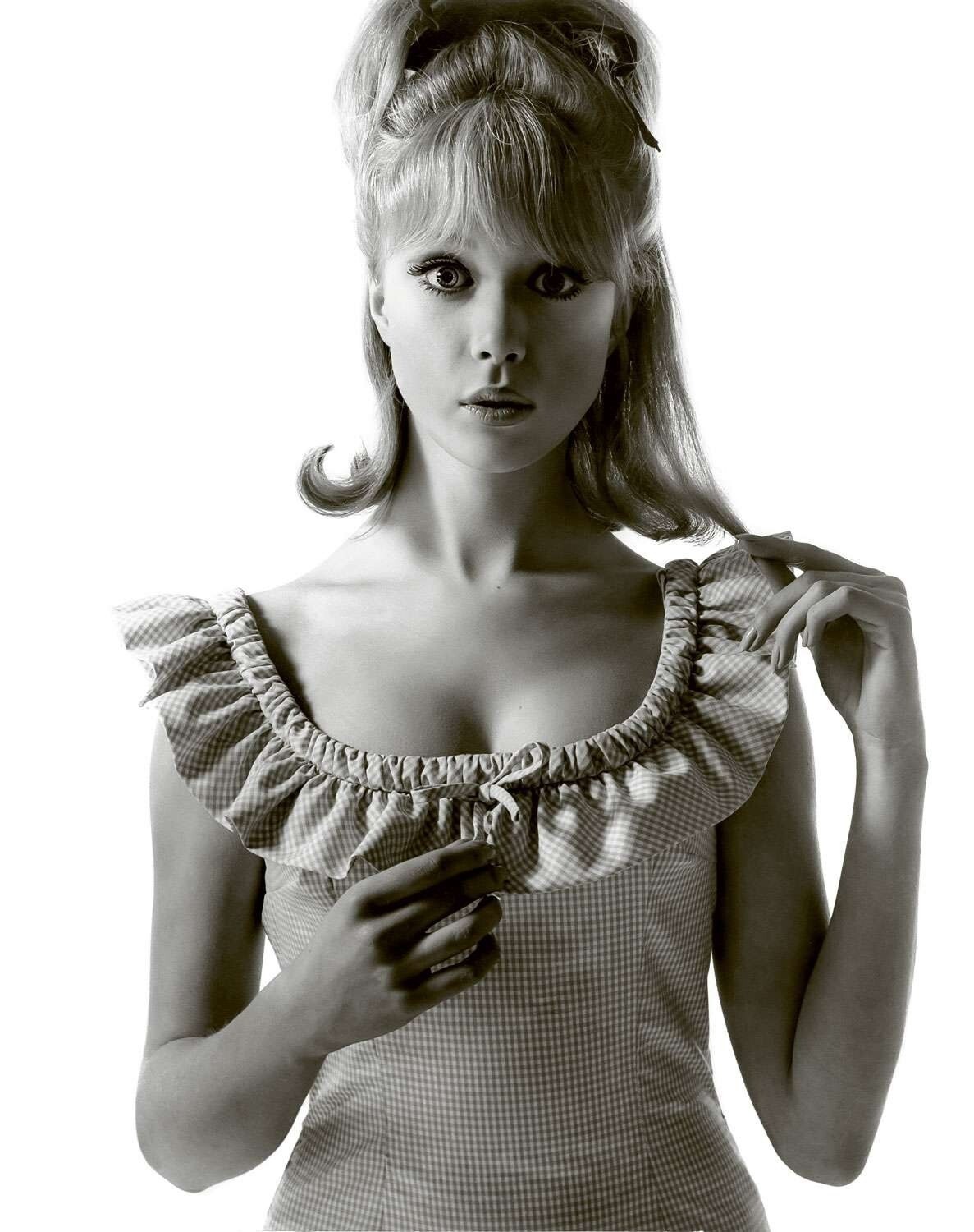 BEAUTIFUL PATTIE BOYD 8X10 Photo