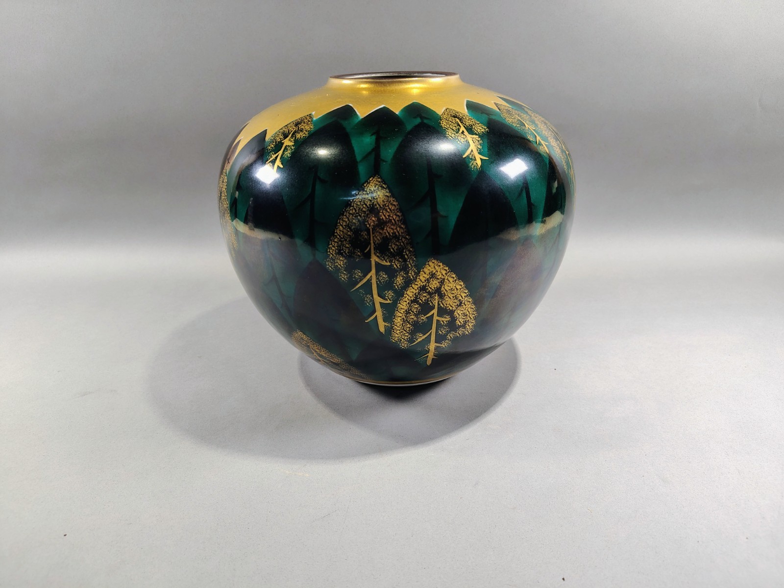 Vintage MCM Ishikawa Prefecture Japan Kutani Porcelain Vase Pristine Signed 9\ Vintage MCM Ishikawa Prefecture Japan Kutani Porcelain Vase Pristine Signed 9\