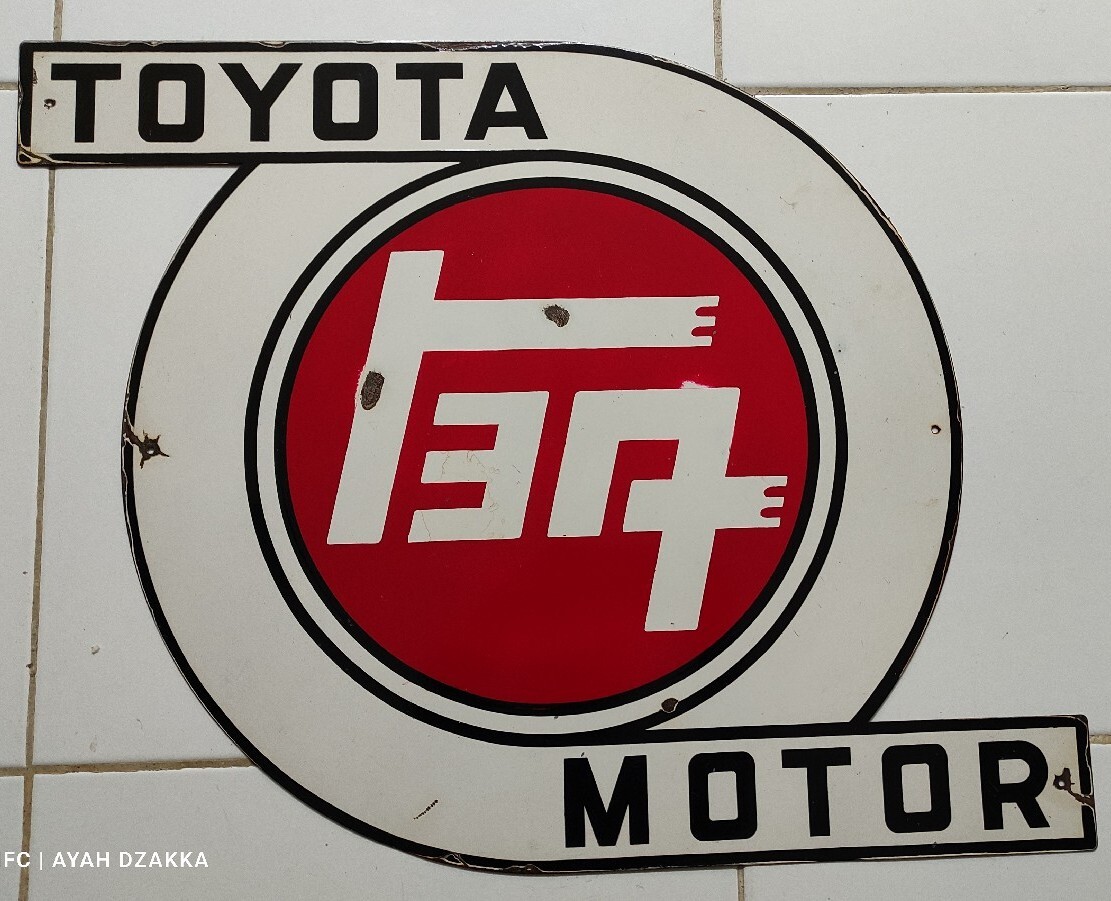 VINTAGE TOYOTA MOTOR CO No PORCELAIN GAS AUTOMOBILE SALES SERVICE DEALERSHIP