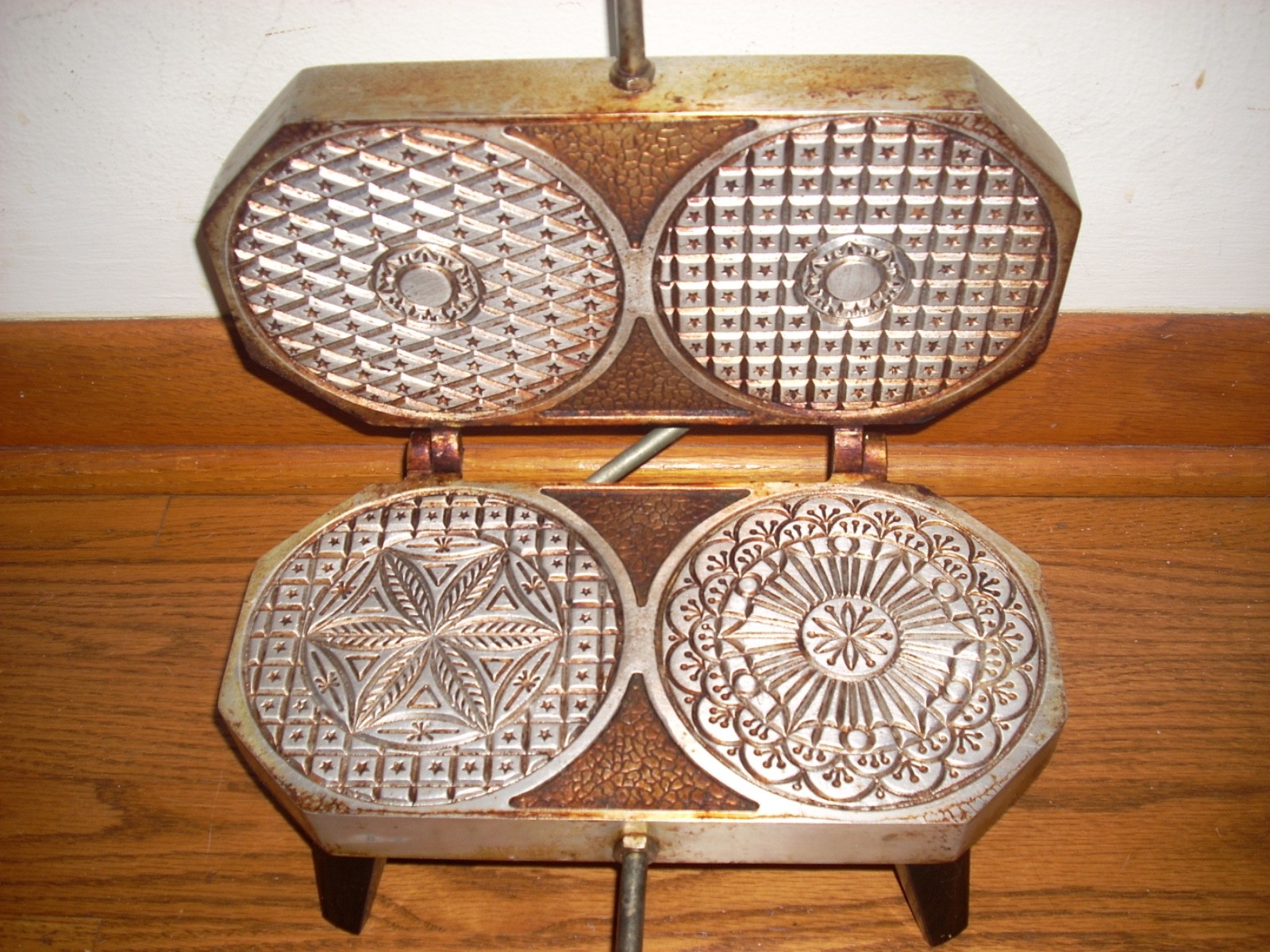 Vintage Dolce Automatic Electric Pizzelle Baker Maker Model 300-EP. Vintage Dolce Automatic Electric Pizzelle Baker Maker Model 300-EP.