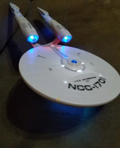 STAR TREK *1 Enterprise 1701 Nice Enterprise 1701 from 2000\'s lights and stand*