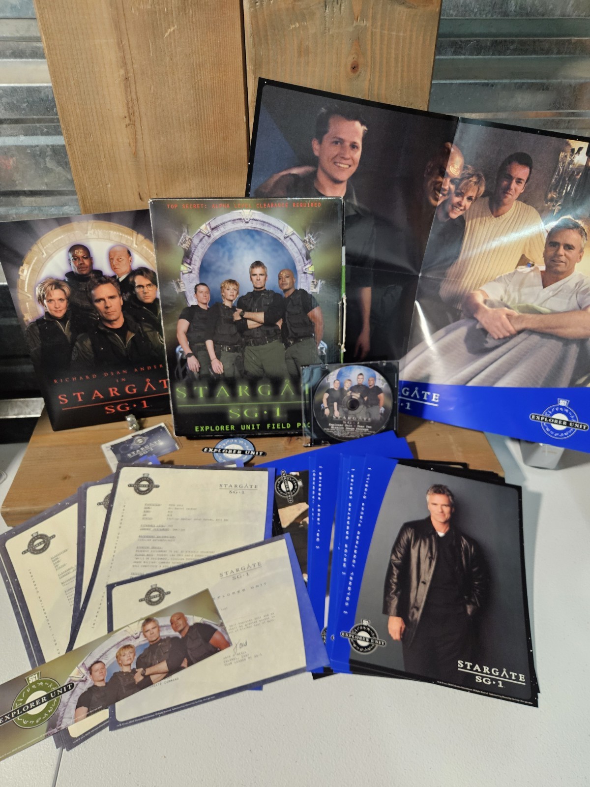 Vintage Stargate SG-1 Explorer Unit Field Pack Year 2 Fan Club Kit Photo Dossier