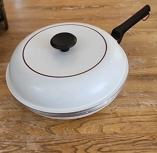 Vintage Regal Ware Enamel Cast Aluminum Non-Stick Cookware Pan rare 11 inch. Vintage Regal Ware Enamel Cast Aluminum Non-Stick Cookware Pan rare 11 inch.