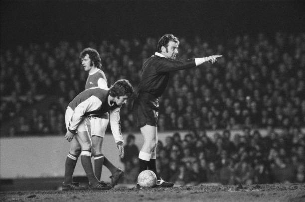 Arsenal midfielder Alan Ball places the ball for a penalty 26th Ma- Old Photo Arsenal midfielder Alan Ball places the ball for a penalty 26th Ma- Old Photo