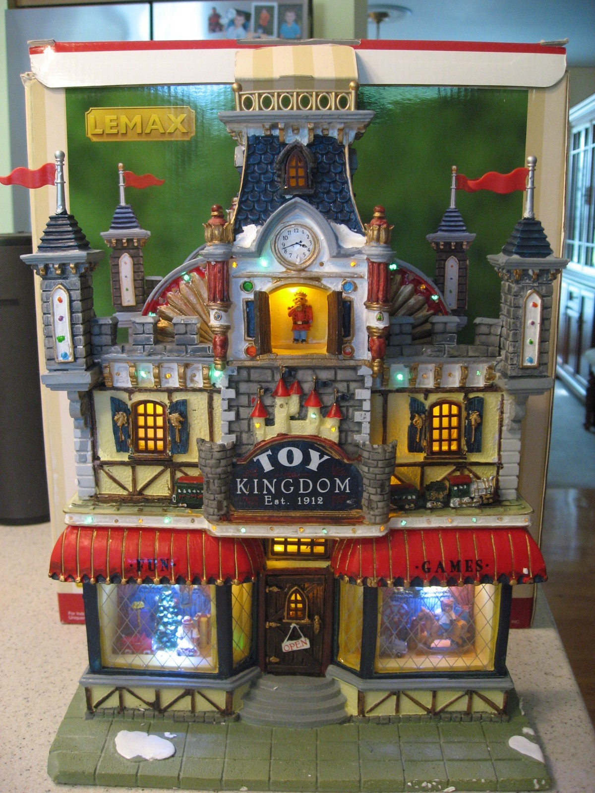 Lemax Essex Street Facade Toy Kingdom Lighted Hanging Wall Setting 35857 Lemax Essex Street Facade Toy Kingdom Lighted Hanging Wall Setting 35857