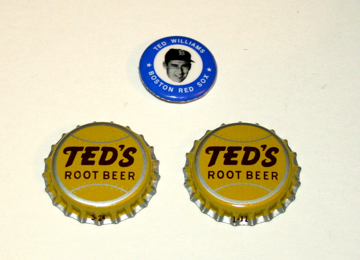 Boston Red Sox Ted Williams 1969 MLBPA Baseball Button Pin New NOS Root Beer Cap