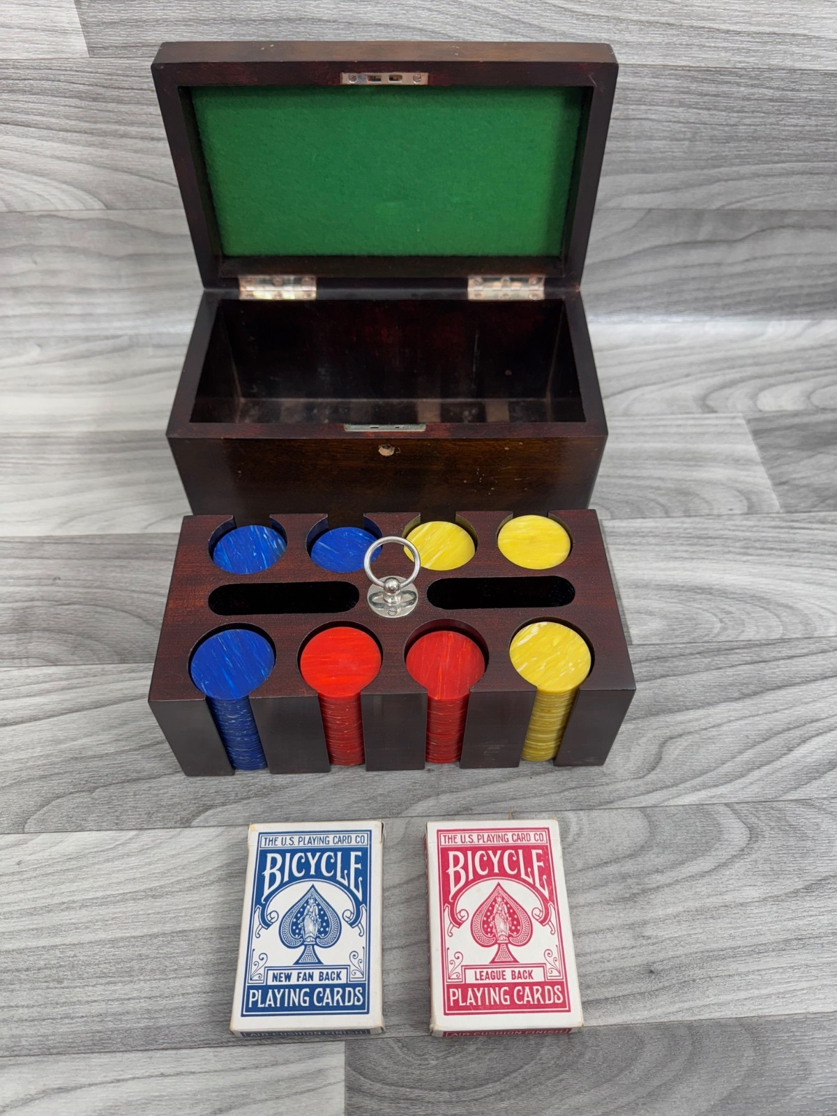 VINTAGE WOOD BOX POKER SET CARDS CHIPS BICYCLE NEW FAN BACK / LEAGUE - BAKELITE VINTAGE WOOD BOX POKER SET CARDS CHIPS BICYCLE NEW FAN BACK / LEAGUE - BAKELITE