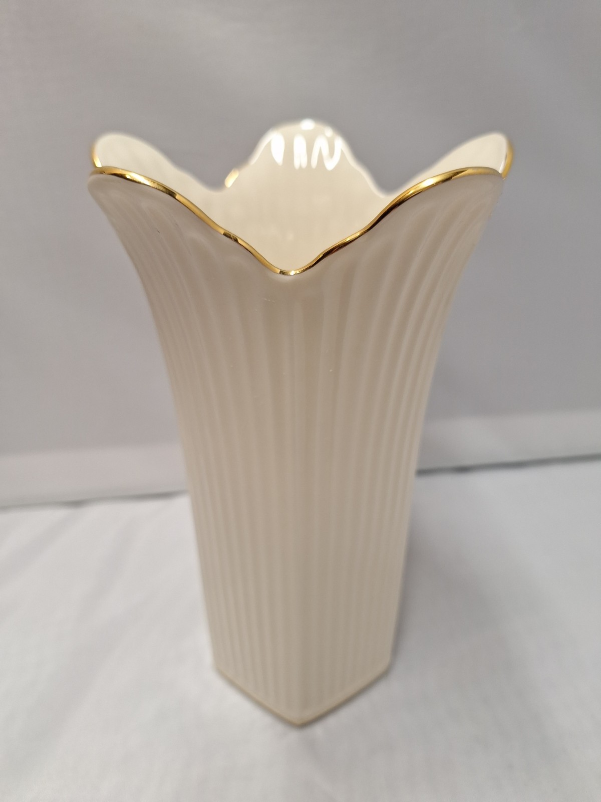 Lenox Meridian Vase Ribbed Pentagon Base W/ 24K Gold Trim Fluted Rim 7.5” Read Lenox Meridian Vase Ribbed Pentagon Base W/ 24K Gold Trim Fluted Rim 7.5” Read
