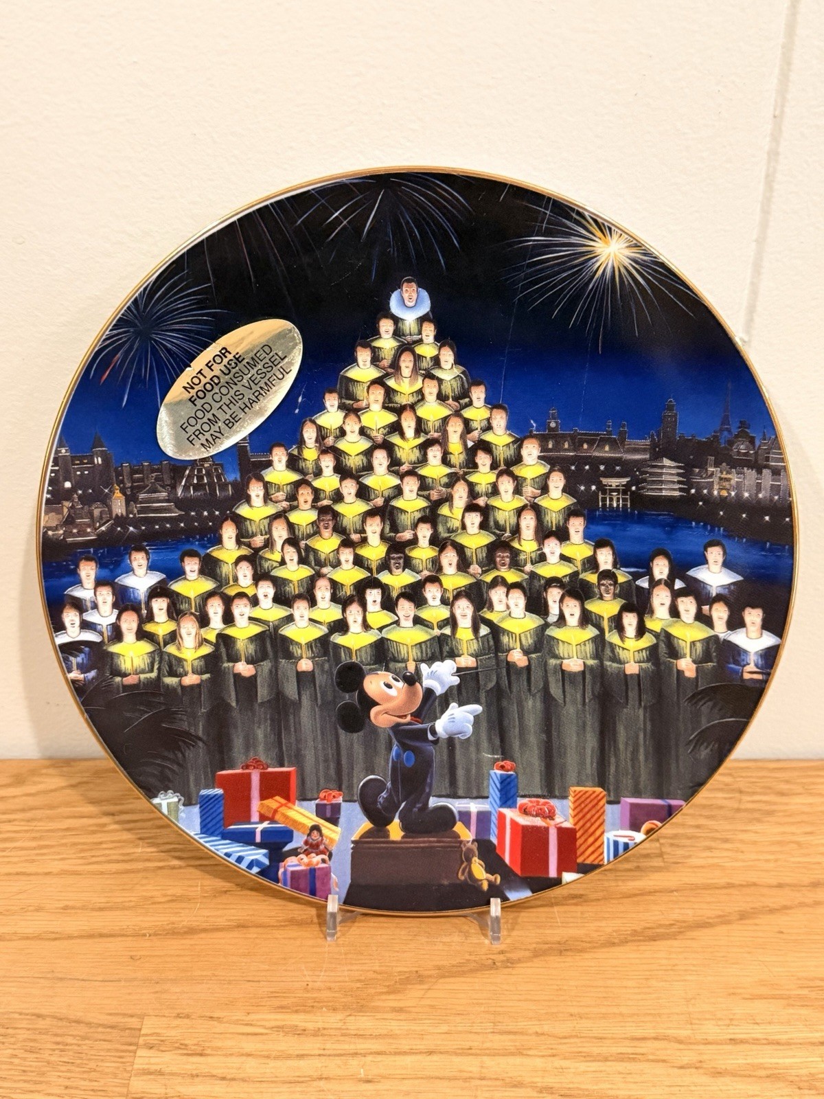 VTG 1997 Disney Holidays Around The World Epcot Mickey Christmas Plate 8” VTG 1997 Disney Holidays Around The World Epcot Mickey Christmas Plate 8”