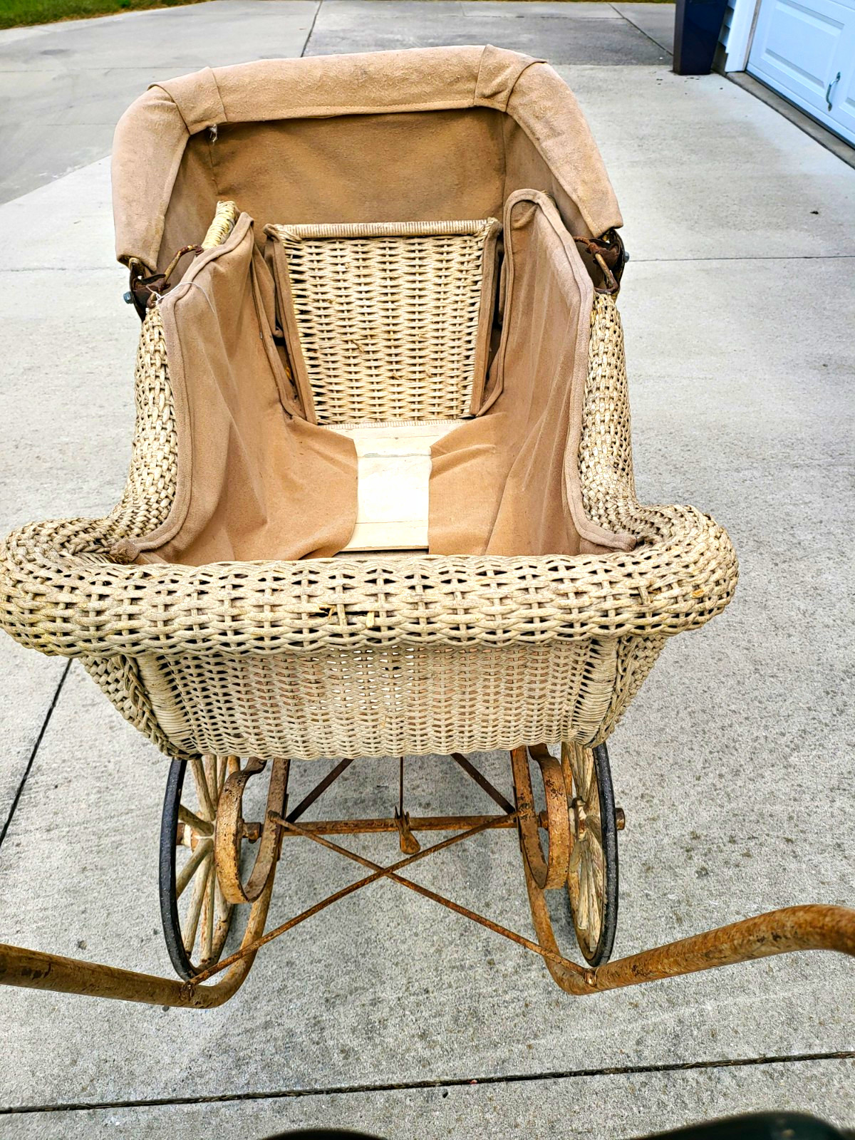 Vintage Wicker Baby Carriage Pram Buggy w/ Metal Frame, 4 Wheels, Tan Liner Vintage Wicker Baby Carriage Pram Buggy w/ Metal Frame, 4 Wheels, Tan Liner