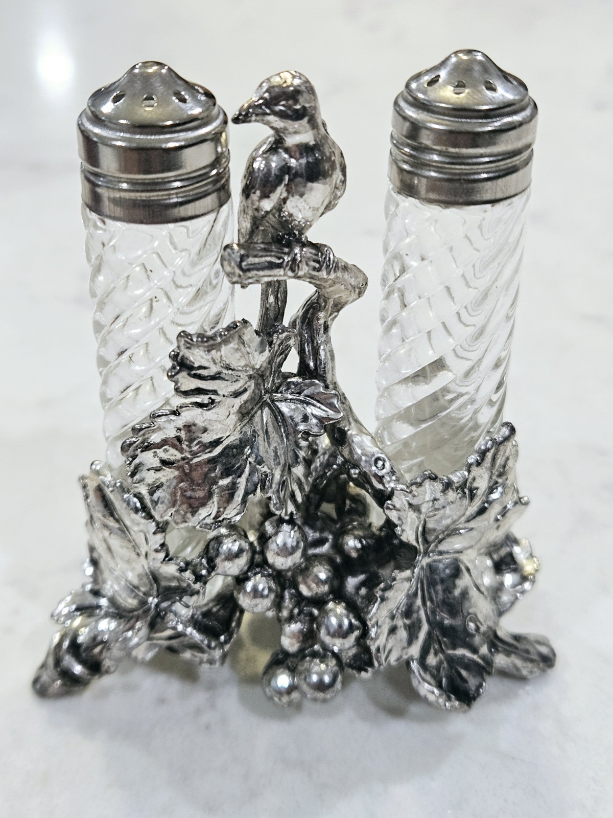 Vintage 2001 Arthur Court Bird Grape Vine Salt & Pepper Shaker Set Holder Glass Vintage 2001 Arthur Court Bird Grape Vine Salt & Pepper Shaker Set Holder Glass