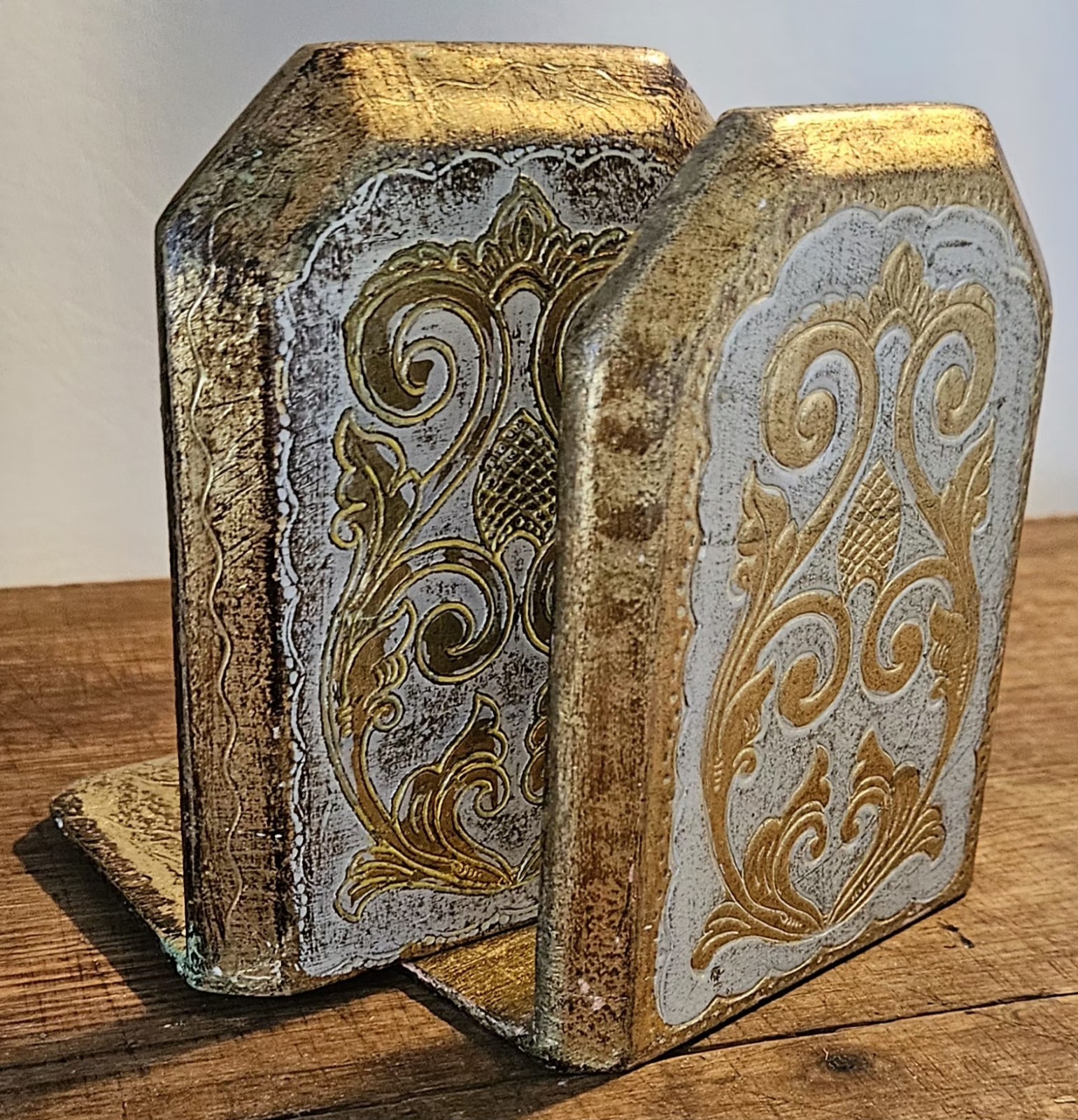 Vintage Italian Florentine Florentia Gold Gilded Wood Bookends Vintage Italian Florentine Florentia Gold Gilded Wood Bookends